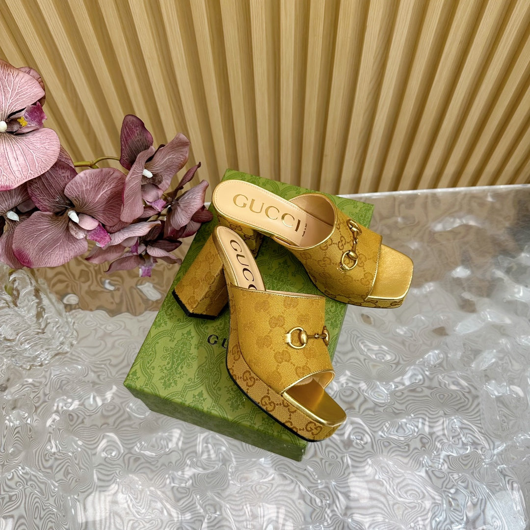 GUCCI HORSEBIT SLIDE SANDAL IN GOLD MONOGRAM CANVAS AND SHEEPSKIN LINING