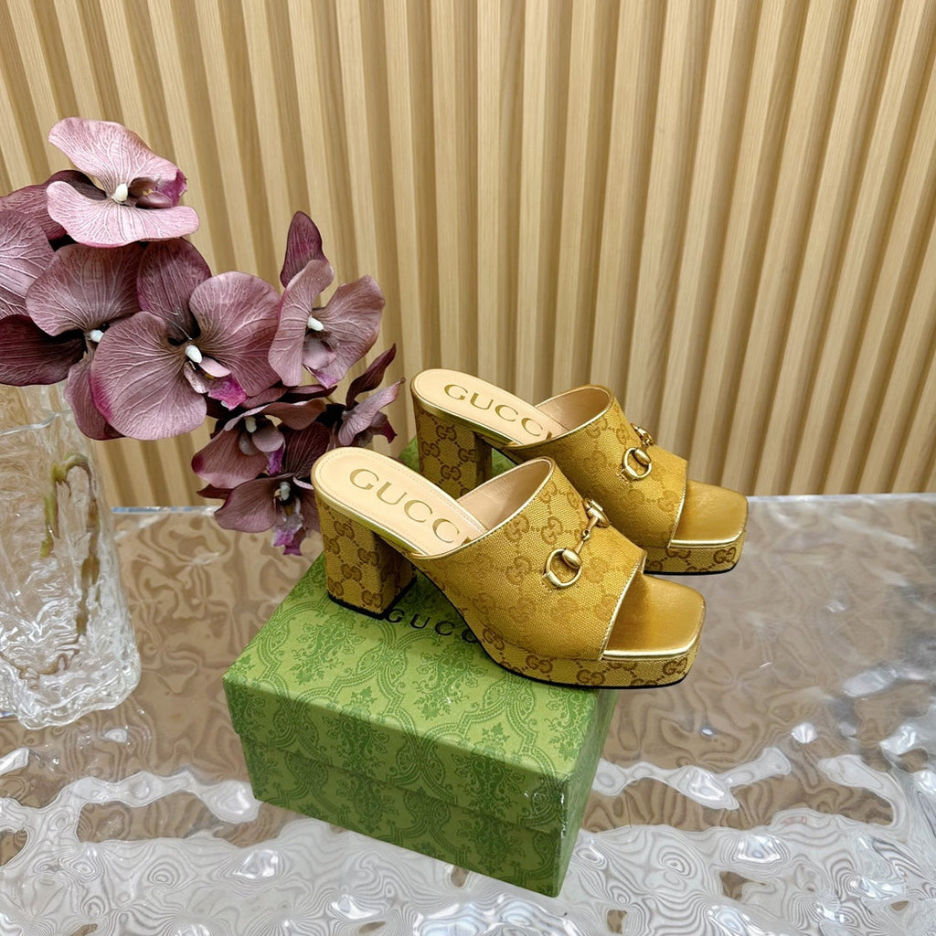 GUCCI HORSEBIT SLIDE SANDAL IN GOLD MONOGRAM CANVAS AND SHEEPSKIN LINING