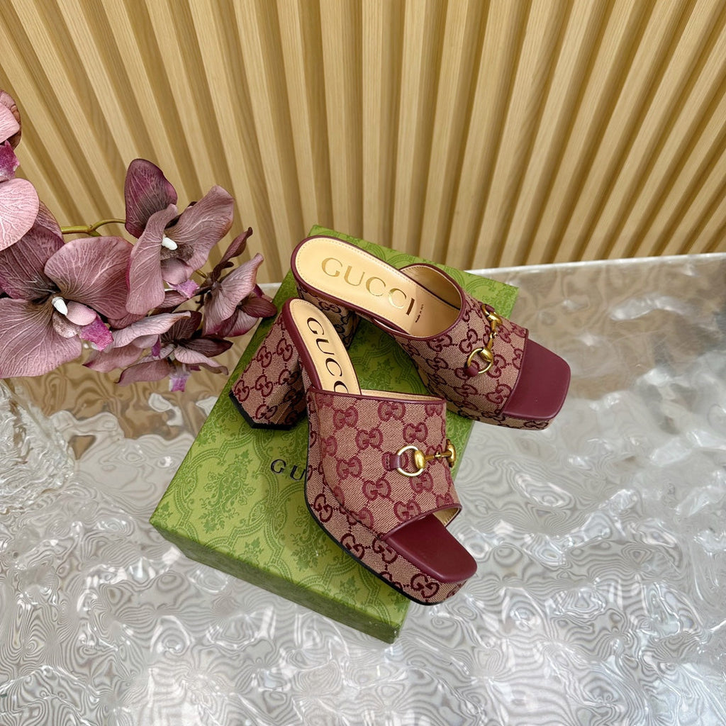 GUCCI HORSEBIT SLIDE SANDAL IN WINE RED MONOGRAM CANVAS AND SHEEPSKIN LINING