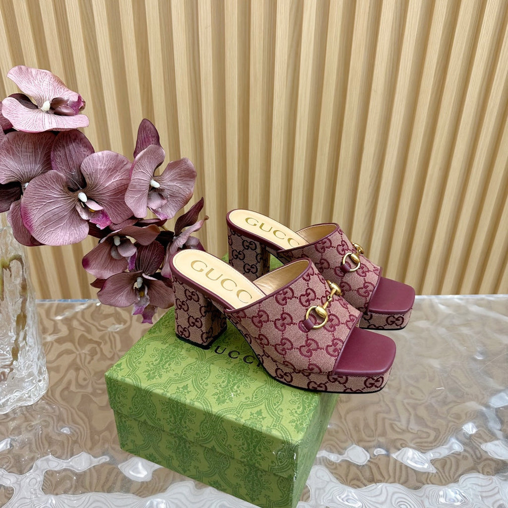 GUCCI HORSEBIT SLIDE SANDAL IN WINE RED MONOGRAM CANVAS AND SHEEPSKIN LINING