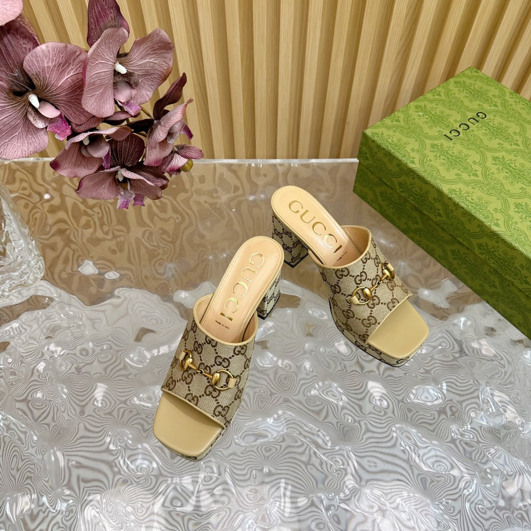GUCCI HORSEBIT SLIDE SANDAL IN ECRU BEIGE MONOGRAM CANVAS AND SHEEPSKIN LINING