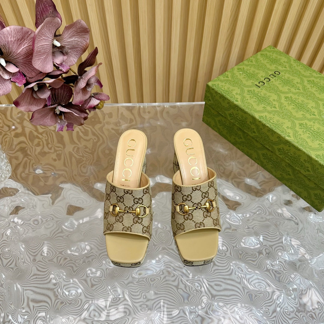 GUCCI HORSEBIT SLIDE SANDAL IN ECRU BEIGE MONOGRAM CANVAS AND SHEEPSKIN LINING