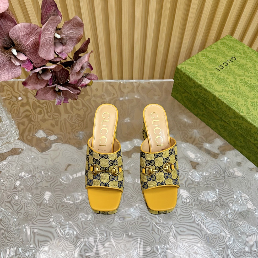 GUCCI HORSEBIT SLIDE SANDAL IN TUSCANY YELLOW MONOGRAM CANVAS AND SHEEPSKIN LINING