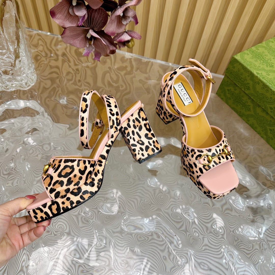 GUCCI HORSEBIT HIGH-HEEL SANDAL WITH LEOPARD PRINT IN LIGHT PINK VELVET AND CALFSKIN LINING