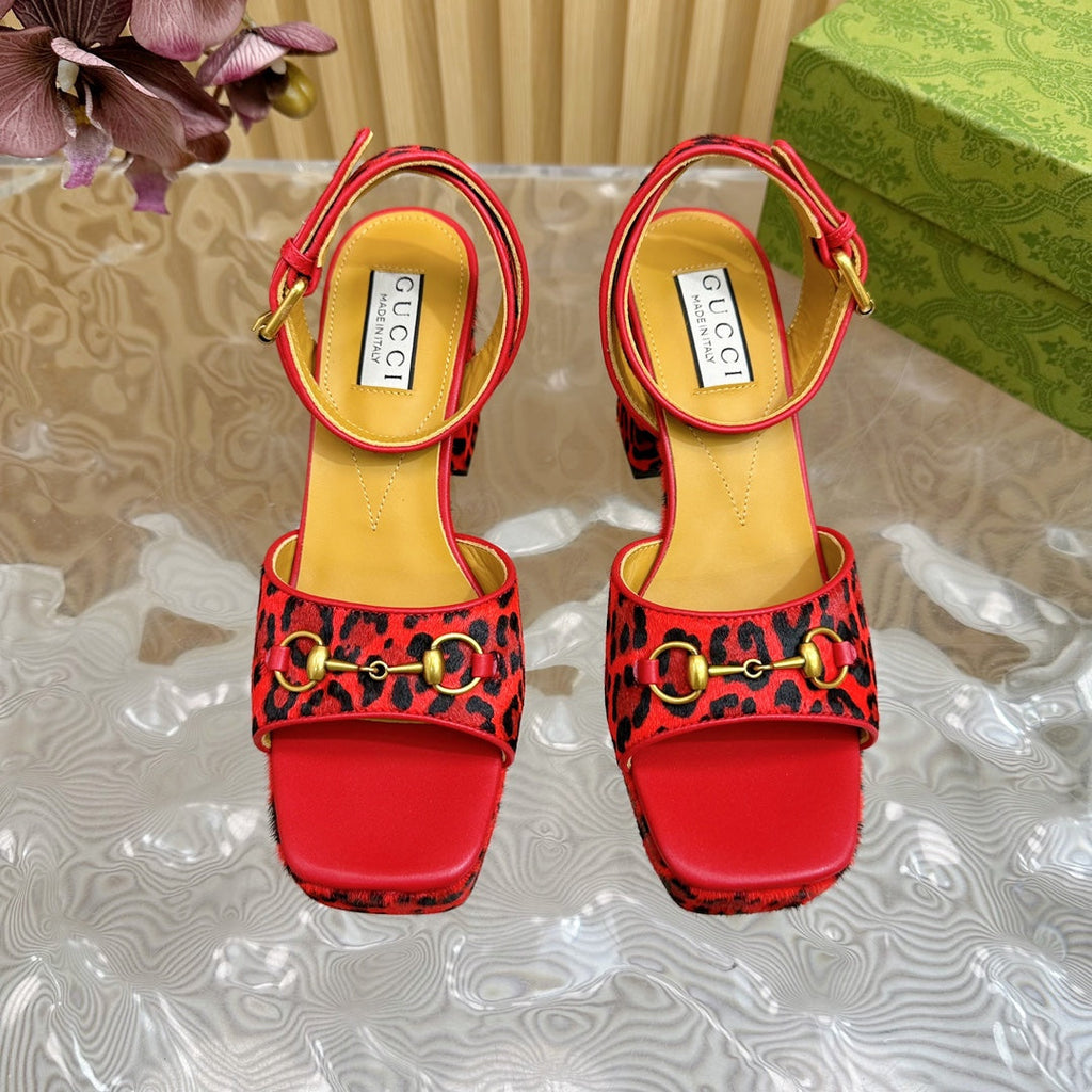 GUCCI HORSEBIT HIGH-HEEL SANDAL WITH LEOPARD PRINT IN RED VELVET AND CALFSKIN LINING