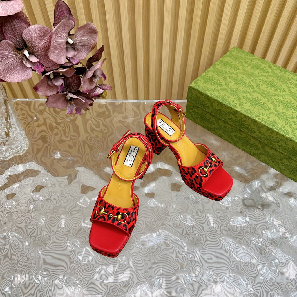 GUCCI HORSEBIT HIGH-HEEL SANDAL WITH LEOPARD PRINT IN RED VELVET AND CALFSKIN LINING