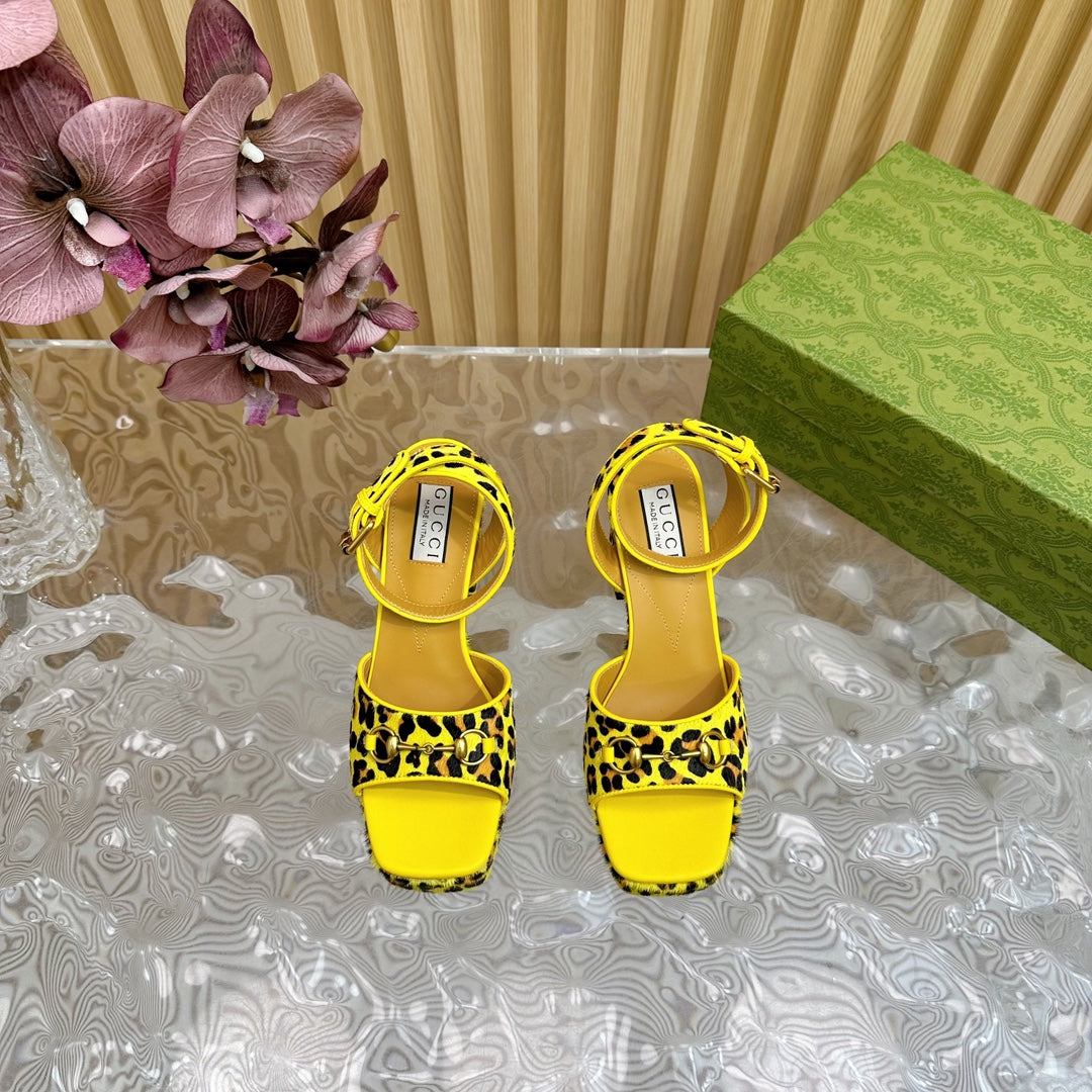 GUCCI HORSEBIT HIGH-HEEL SANDAL WITH LEOPARD PRINT IN BRIGHT YELLOW VELVET AND CALFSKIN LINING