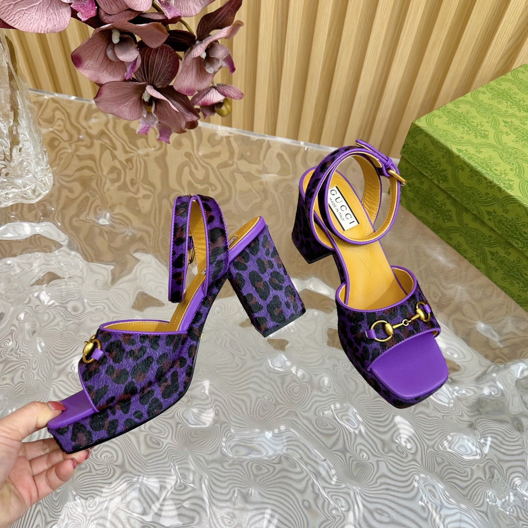 GUCCI HORSEBIT HIGH-HEEL SANDAL WITH LEOPARD PRINT IN PURPLE VELVET AND CALFSKIN LINING