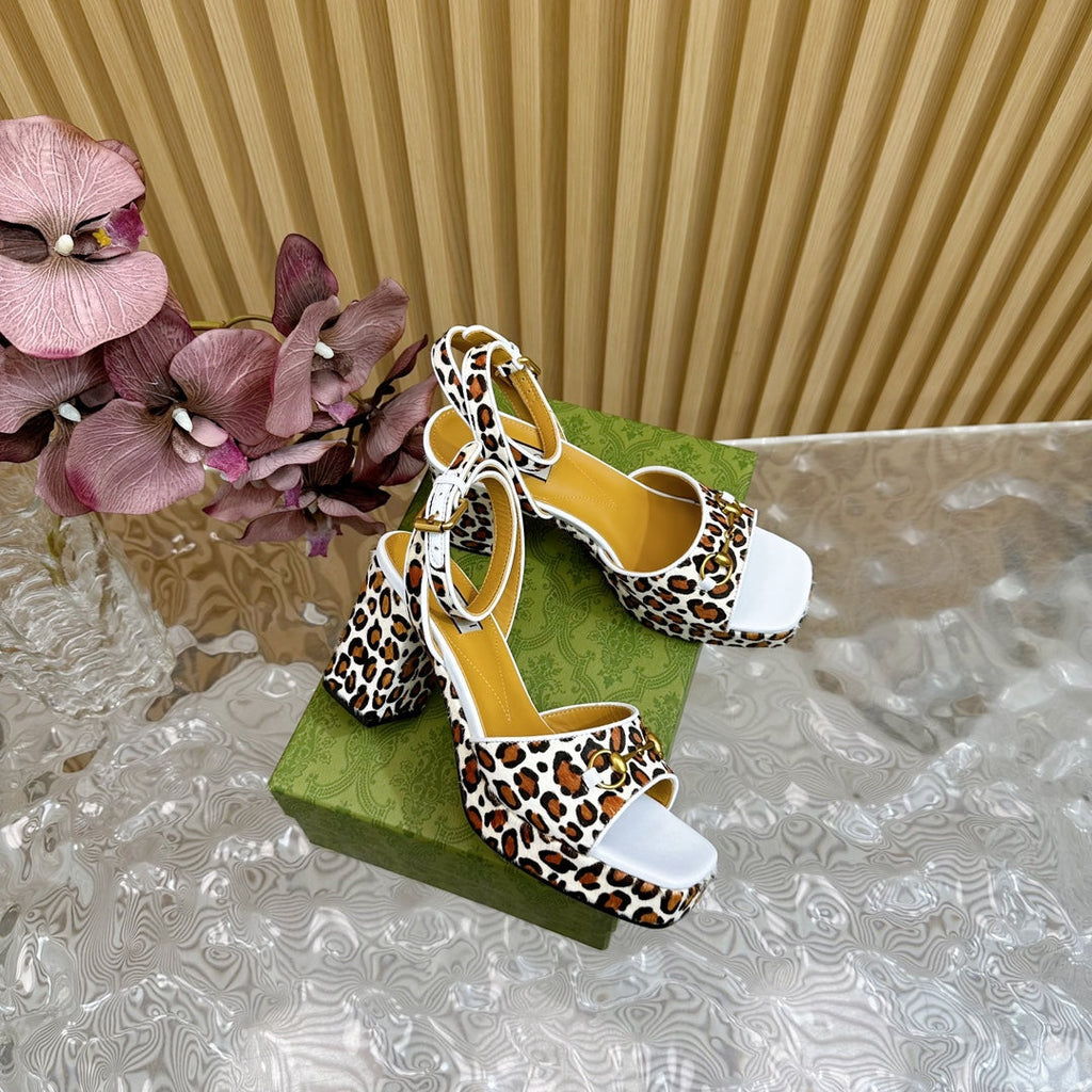 GUCCI HORSEBIT HIGH-HEEL SANDAL WITH LEOPARD PRINT IN WHITE VELVET AND CALFSKIN LINING