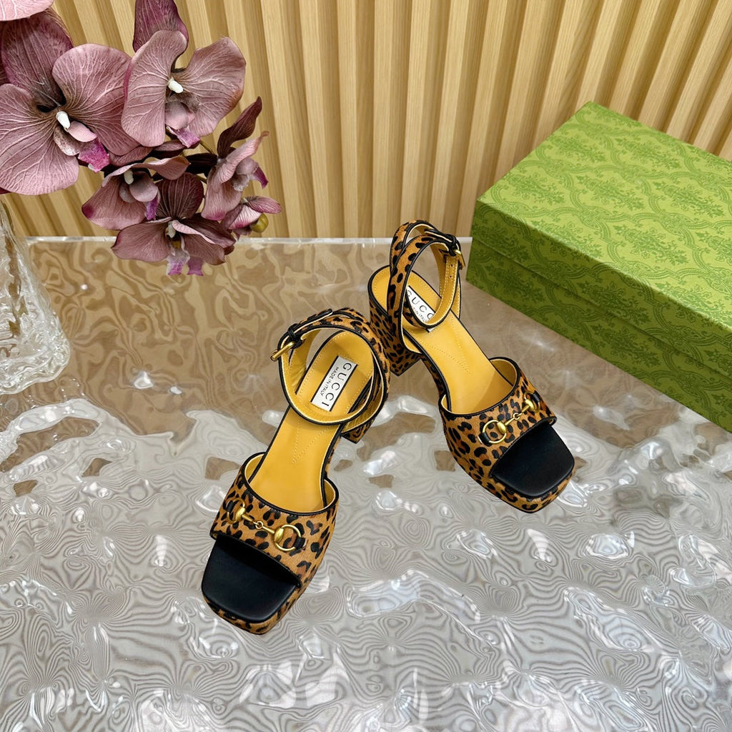 GUCCI HORSEBIT HIGH-HEEL SANDAL WITH LEOPARD PRINT IN PEANUT BROWN VELVET AND CALFSKIN LINING