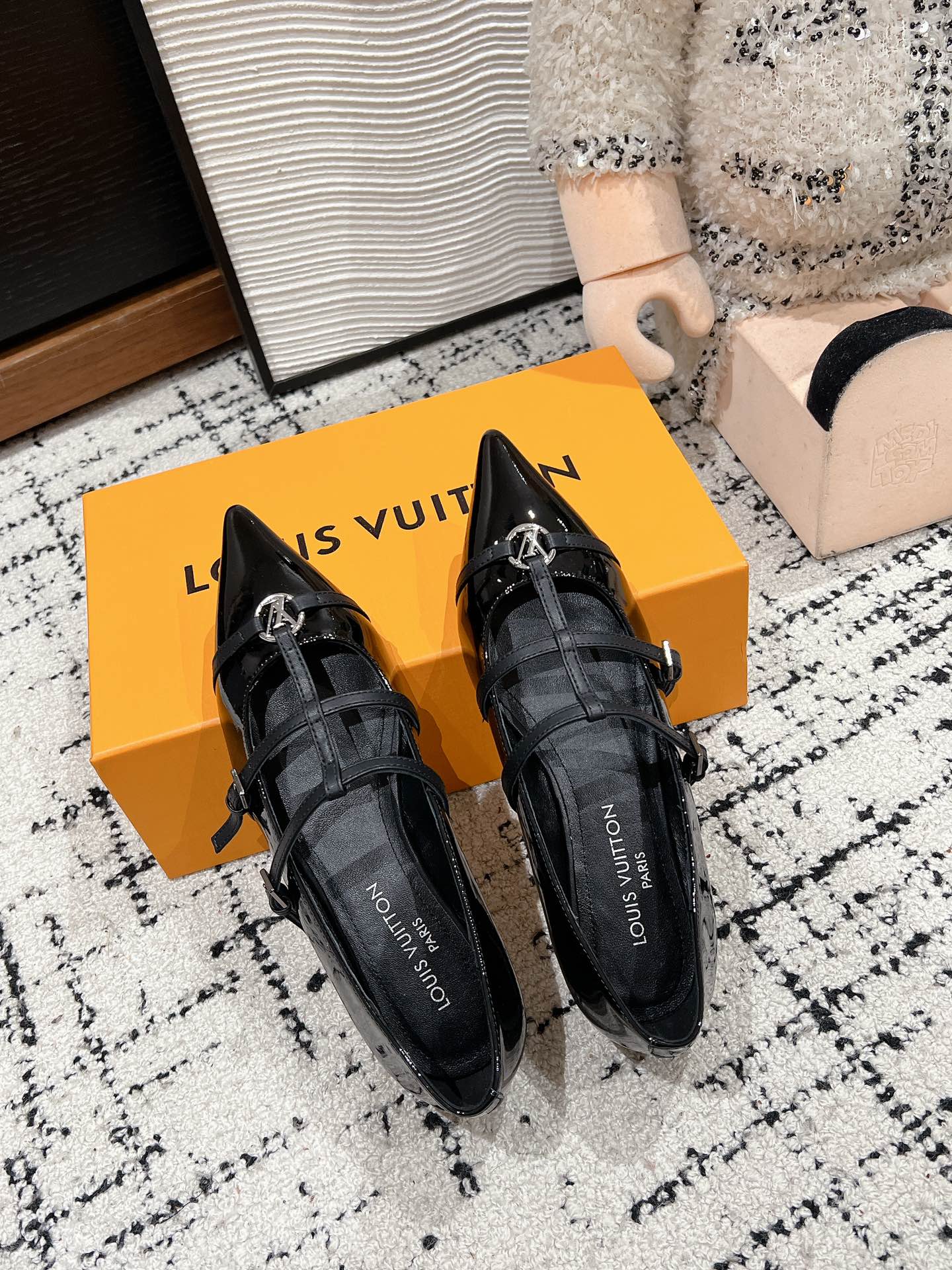 LOUIS VUITTON POINTED FLAT SHOES IN BLACK CALFSKIN