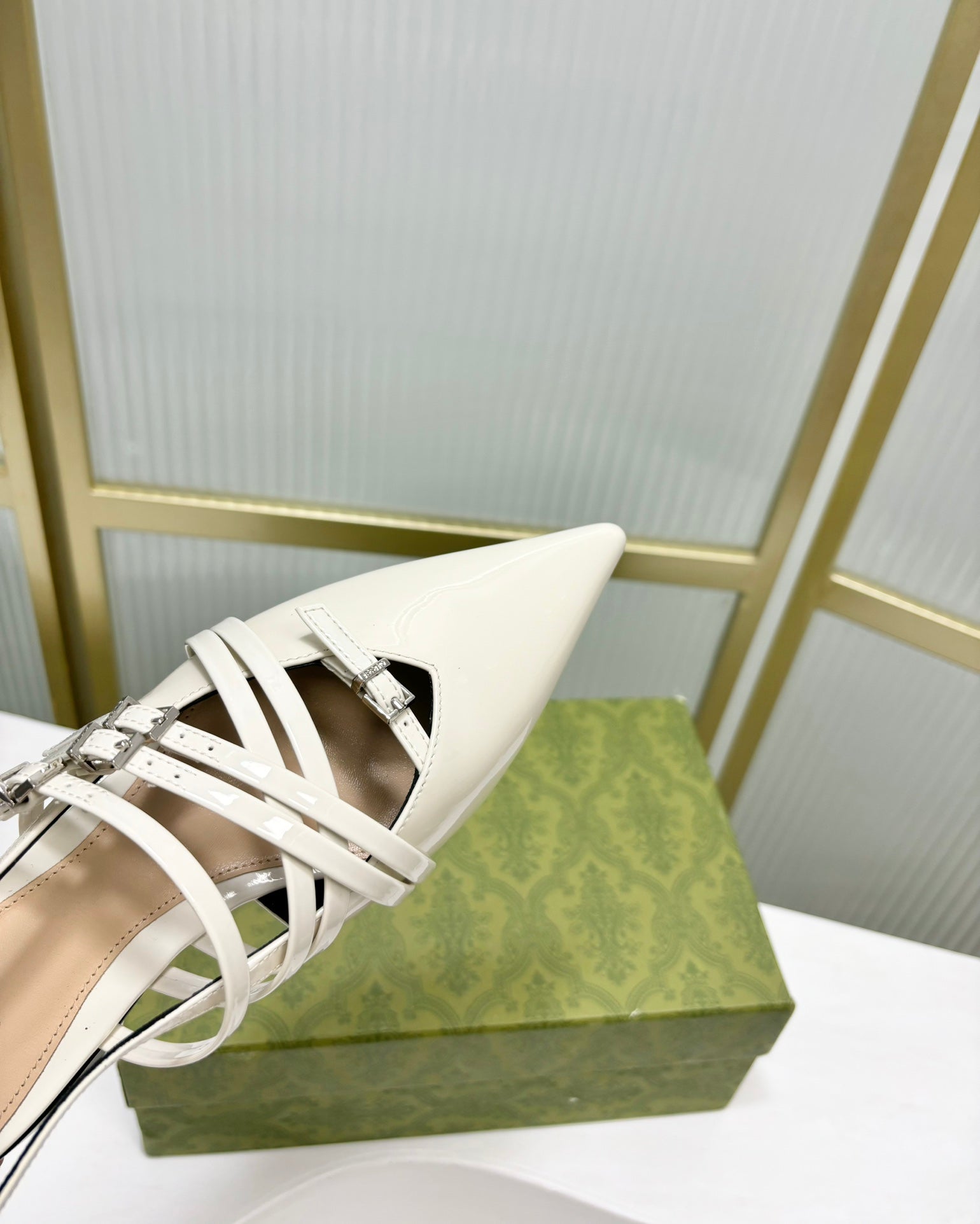 GUCCI STRAPPY FLAT SLINGBACK IN WHITE GLOSSY CALFSKIN