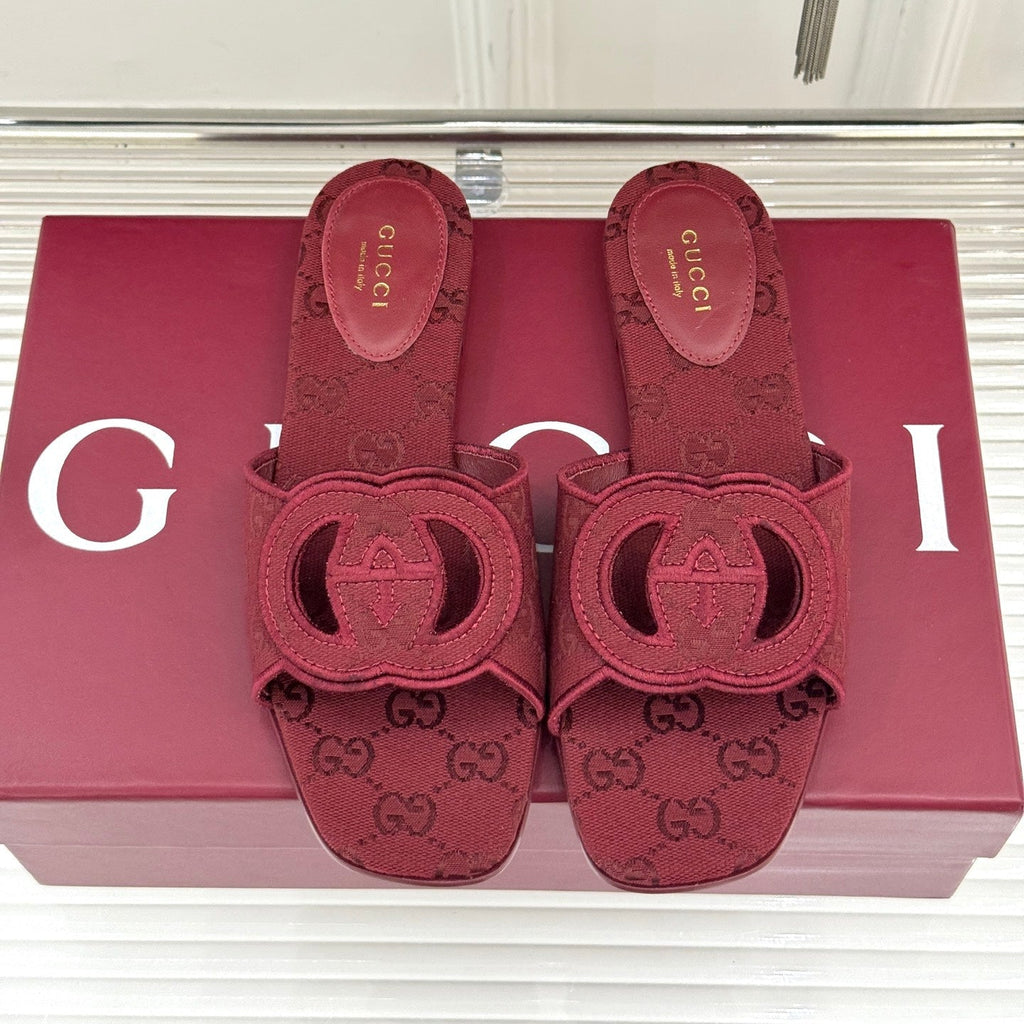 GUCCI SLIDE SANDALS IN RED FABRIC EMBOSSED LOGO STYLE 4