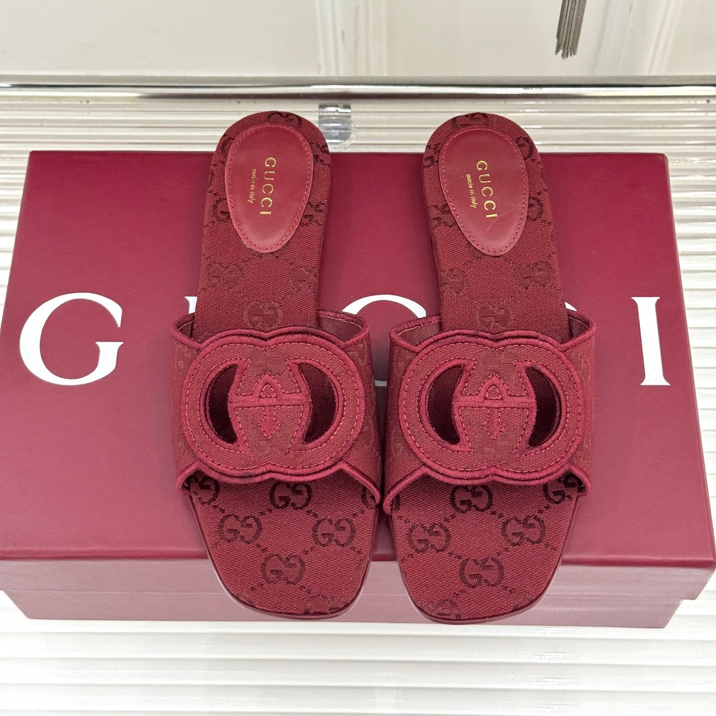 GUCCI SLIDE SANDALS IN RED FABRIC EMBOSSED LOGO STYLE 4