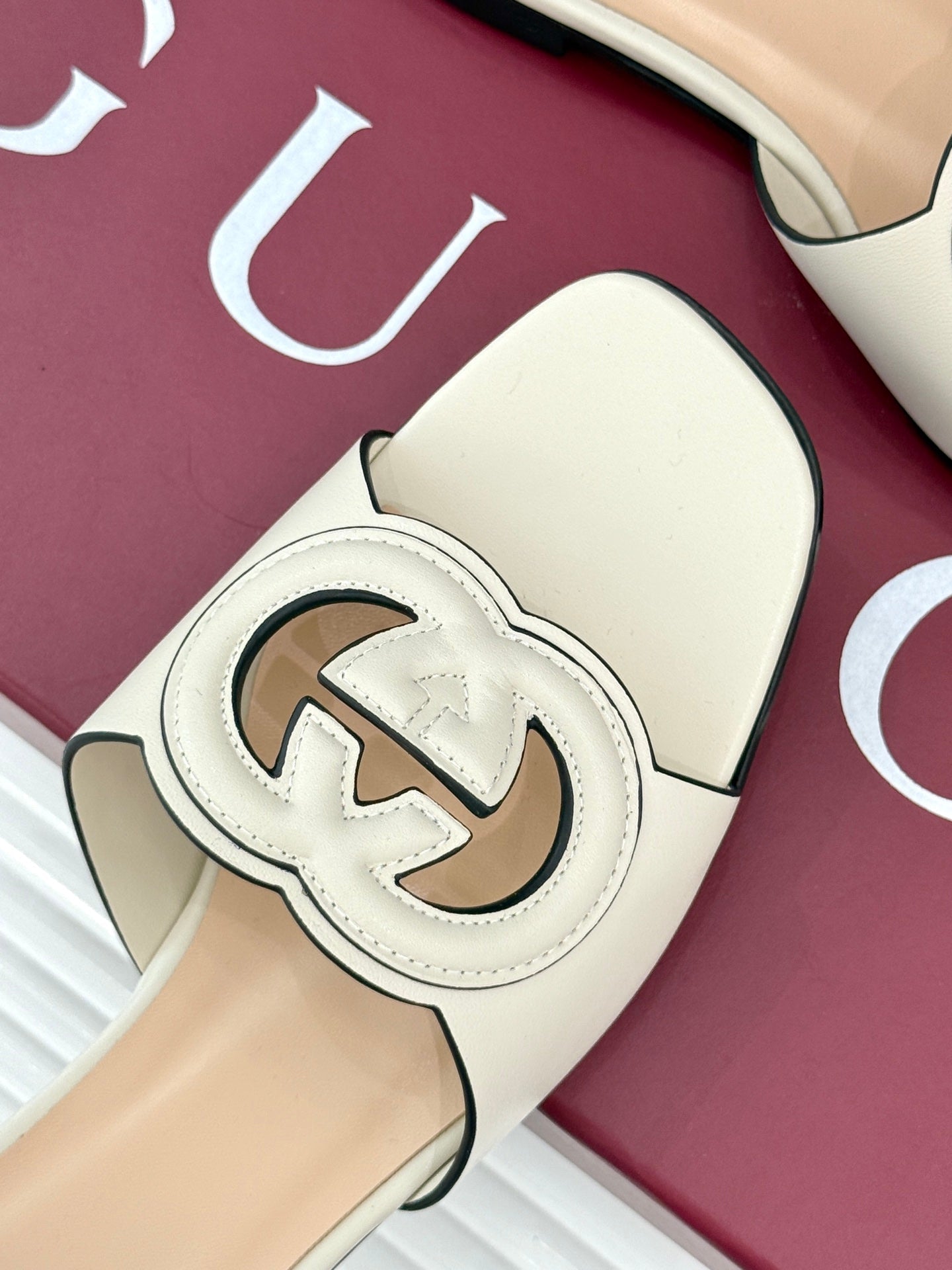 GUCCI SLIDE SANDALS IN CREAM WHITE CALFSKIN