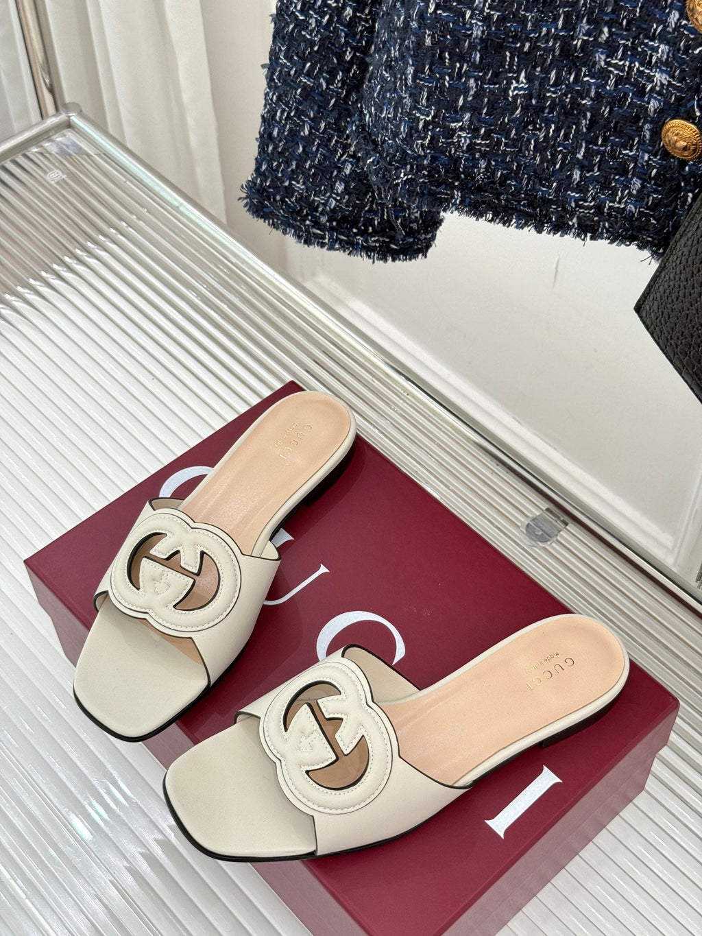 GUCCI SLIDE SANDALS IN CREAM WHITE CALFSKIN
