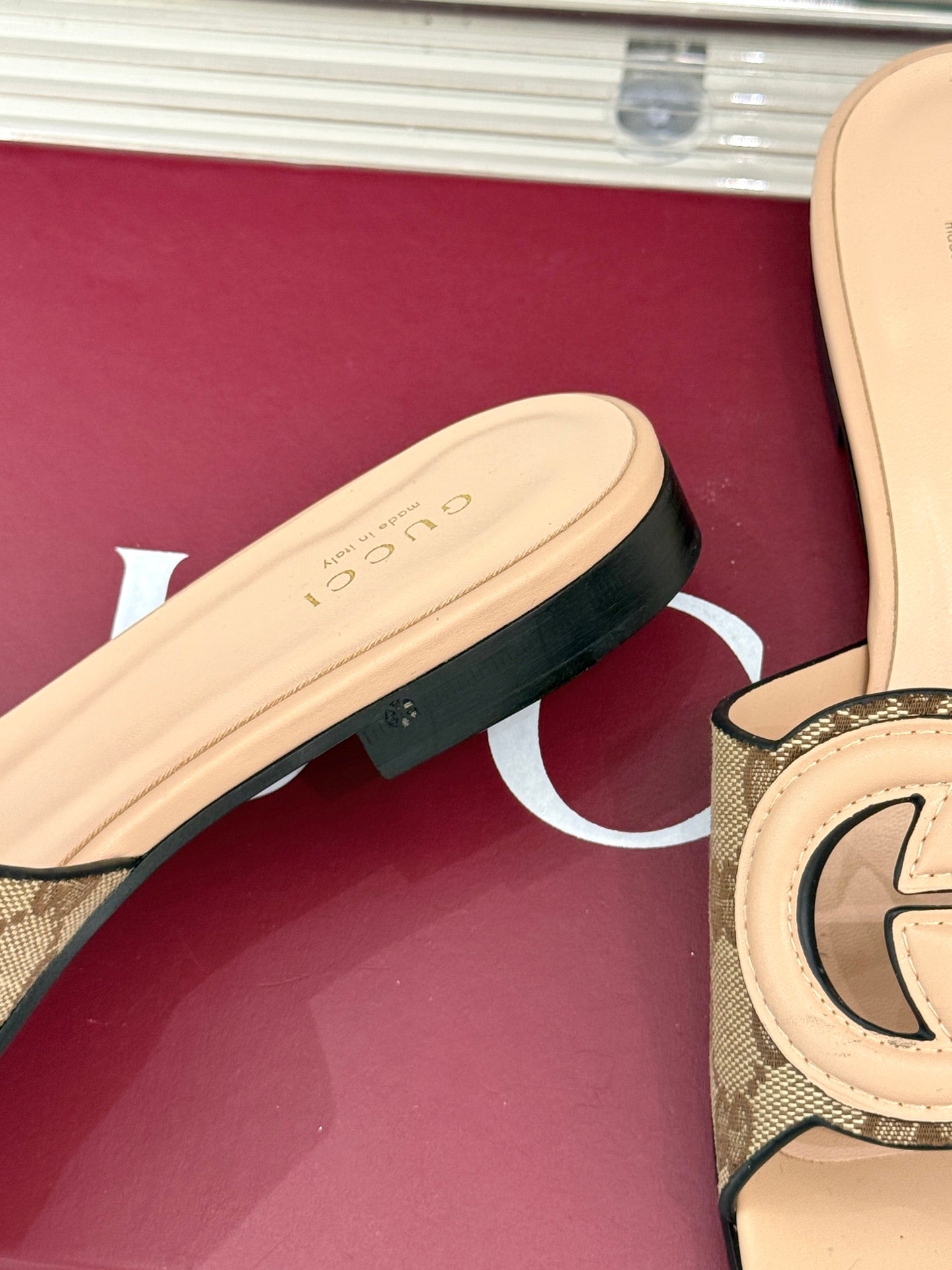 GUCCI SLIDE SANDALS IN BEIGE CALFSKIN