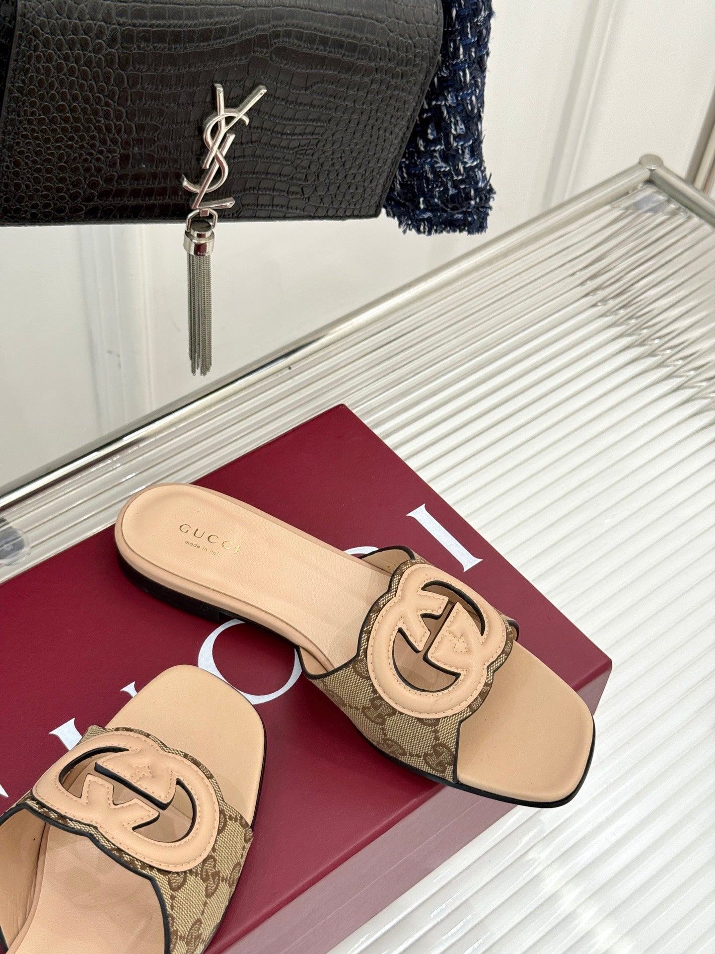 GUCCI SLIDE SANDALS IN BEIGE CALFSKIN