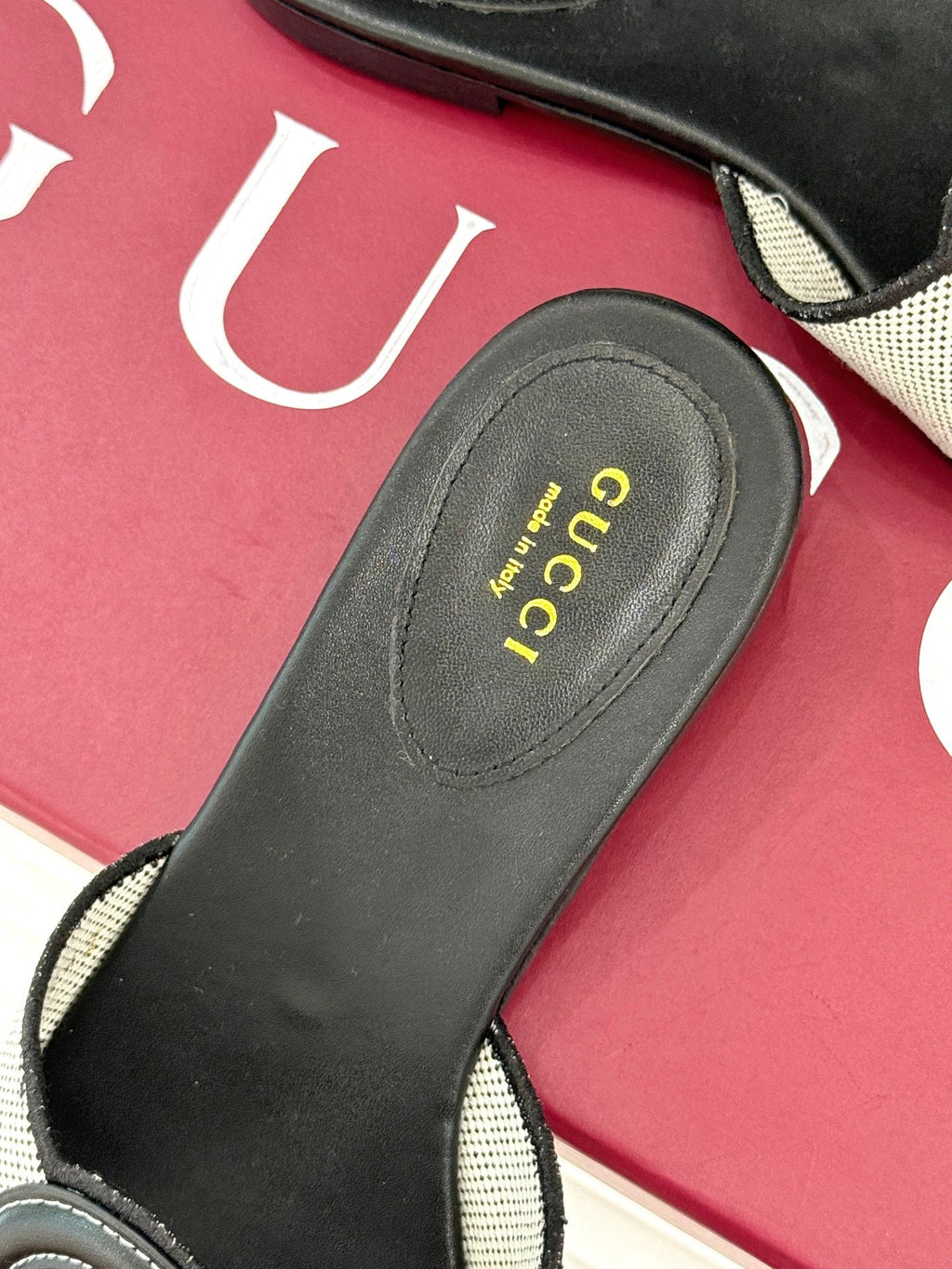 GUCCI SLIDE SANDALS IN BLACK AND WHITE CALFSKIN