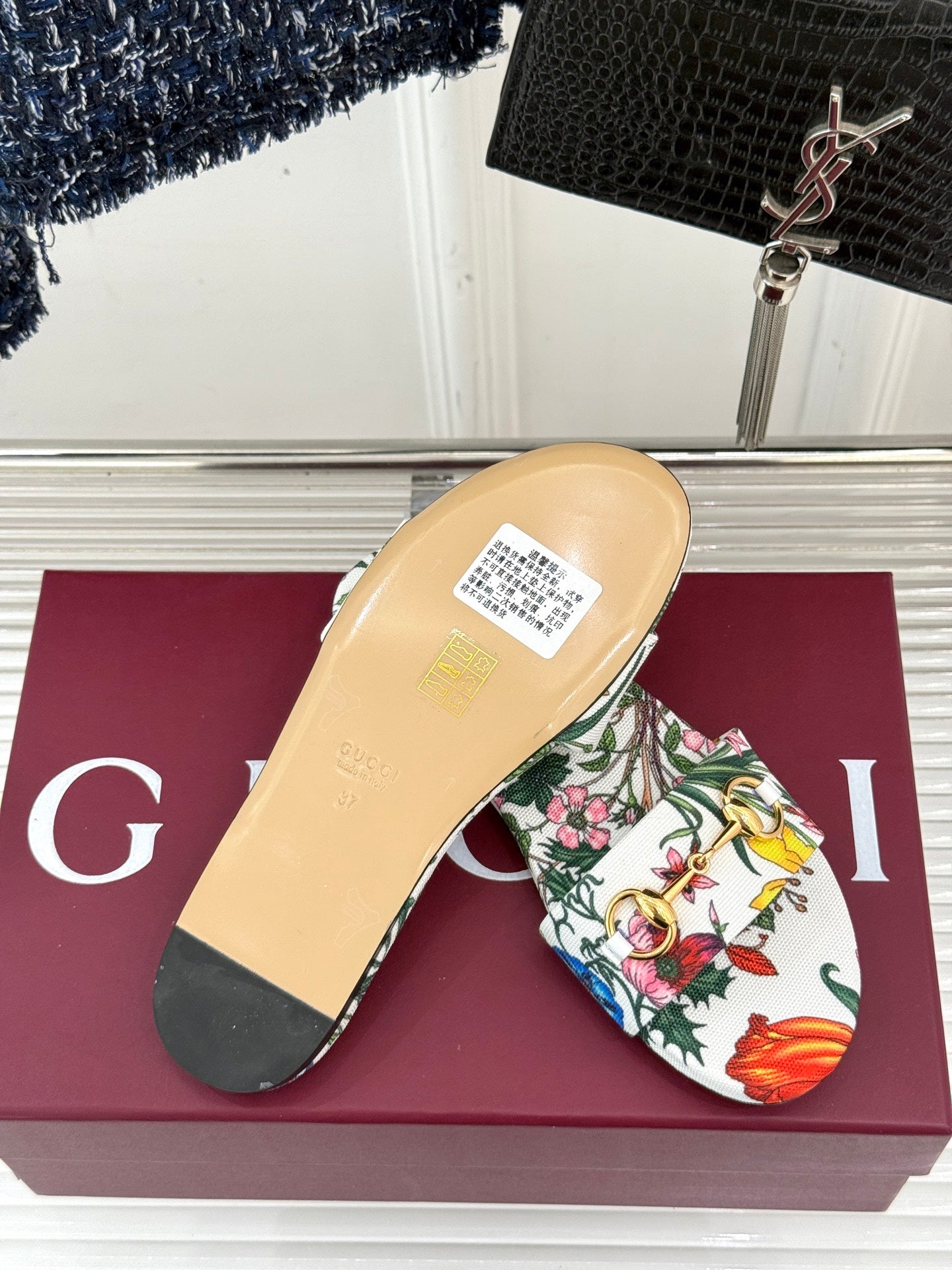 GUCCI SLIDE SANDALS IN WHITE FABRIC FLORAL AND LEAF PRINT