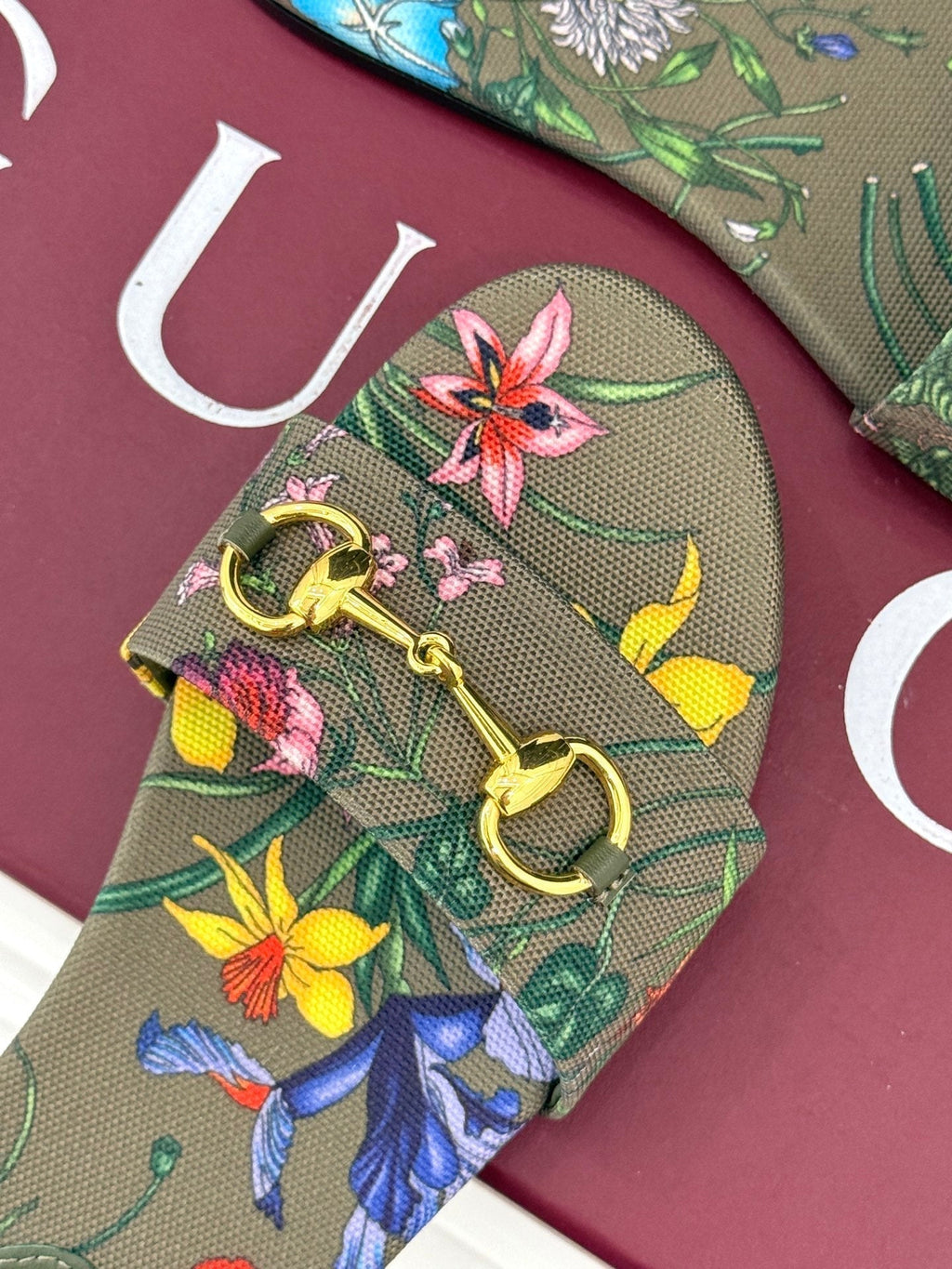 GUCCI SLIDE SANDALS IN WARM BEIGE FABRIC FLORAL AND LEAF PRINT