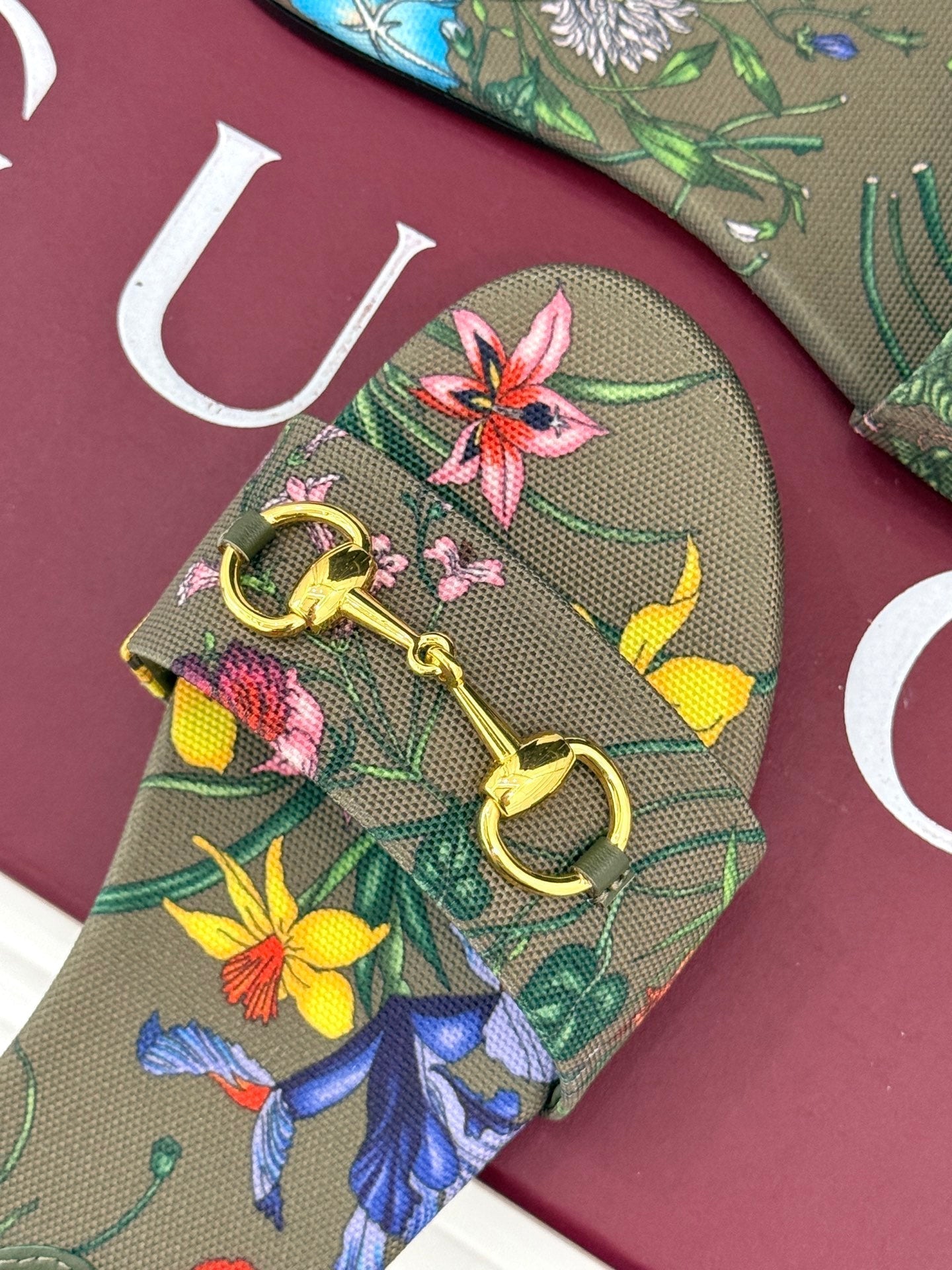 GUCCI SLIDE SANDALS IN WARM BEIGE FABRIC FLORAL AND LEAF PRINT