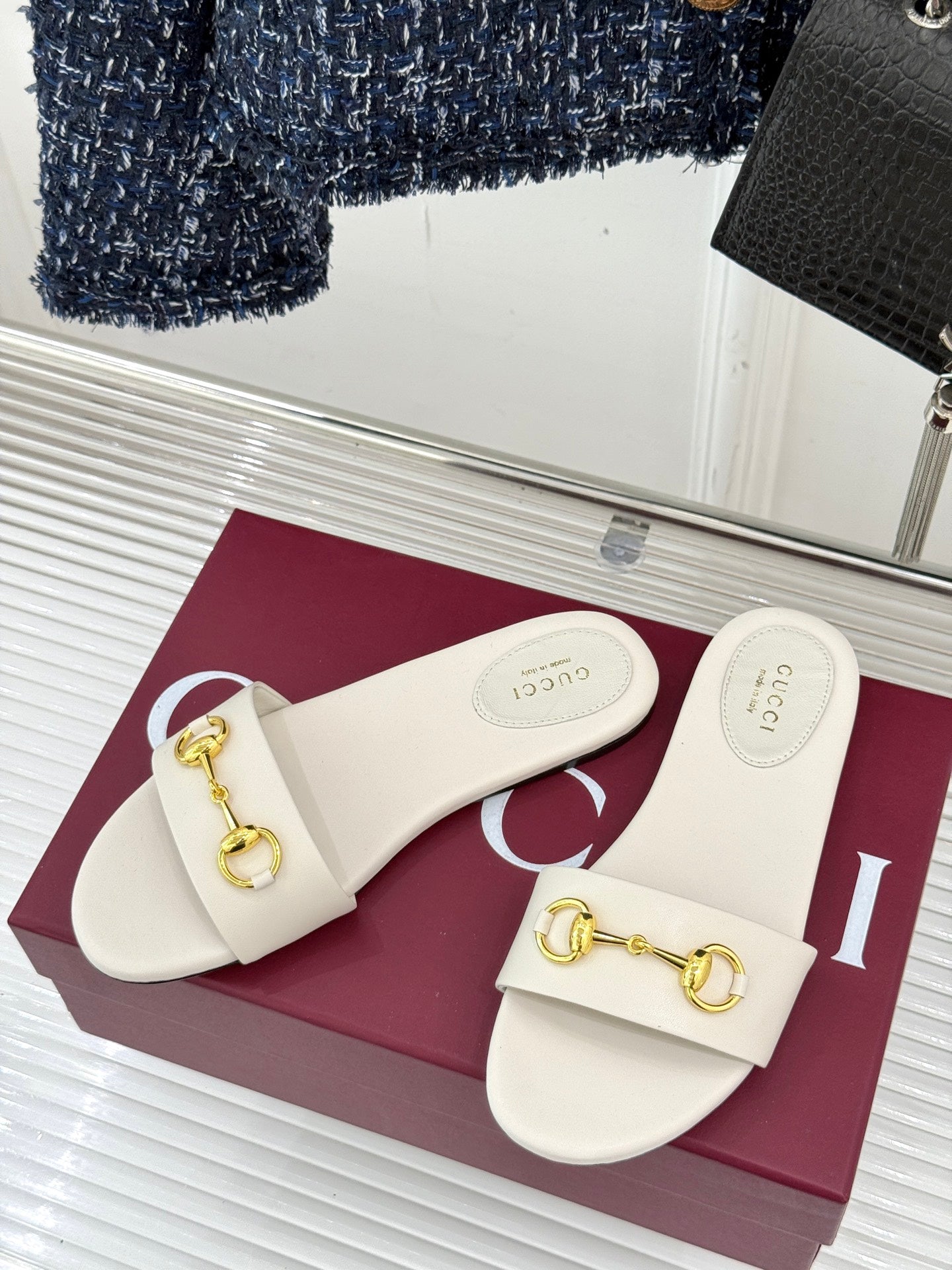 GUCCI SLIDE SANDALS IN WHITE CALFSKIN WITH GOLD HARDWARE