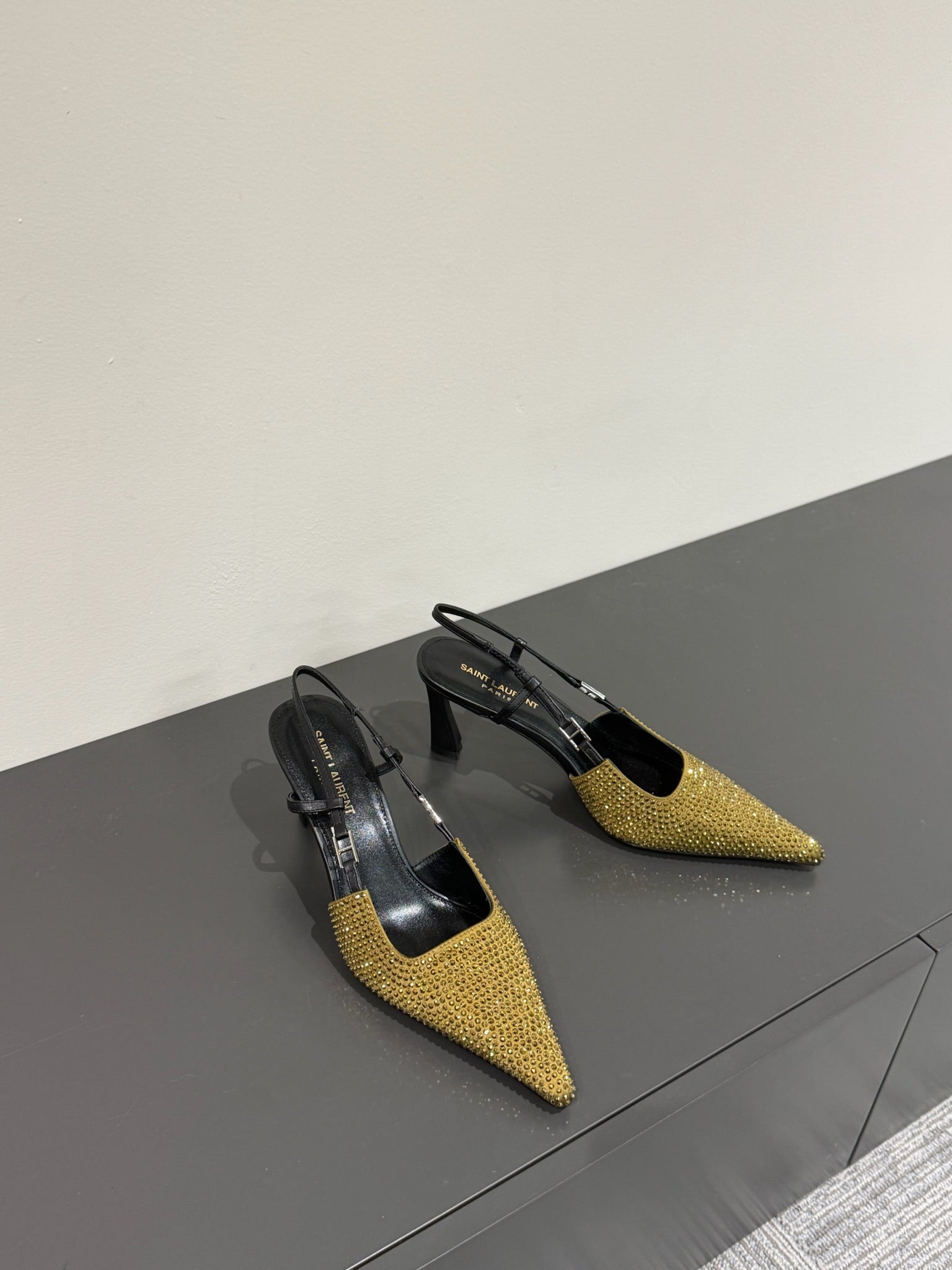 LOUIS VUITTON HIGH SLINGBACKS POINTED-TOE IN METALLIC GOLD LAMBSKIN WITH CRYSTALS