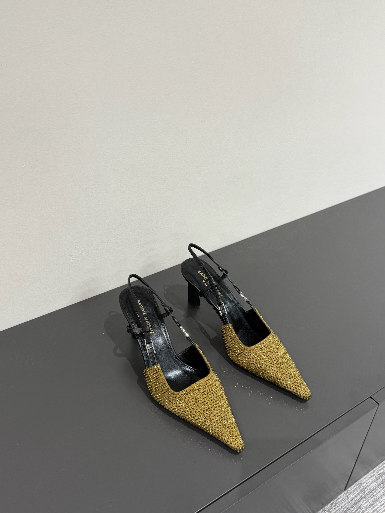 LOUIS VUITTON HIGH SLINGBACKS POINTED-TOE IN METALLIC GOLD LAMBSKIN WITH CRYSTALS