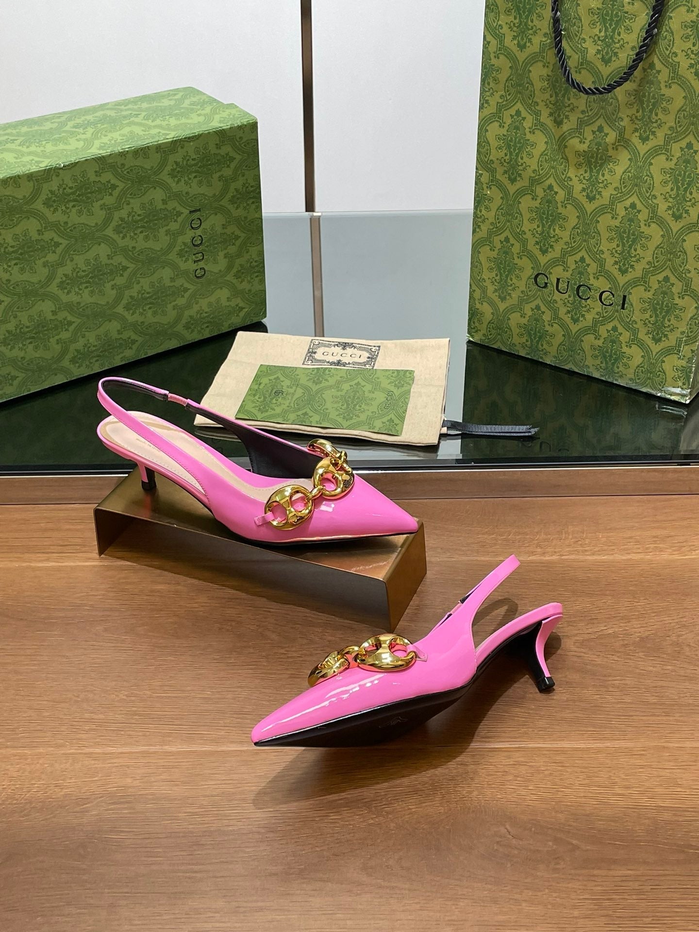 GUCCI MID-HEELED SLINGBACK 4.5 CM IN FUSICA PINK GLOSSY CALFSKIN WITH GOLD HARDWARE