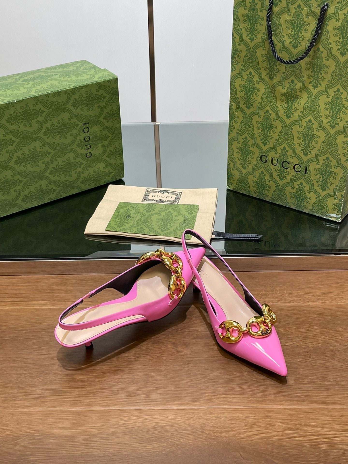 GUCCI MID-HEELED SLINGBACK 4.5 CM IN FUSICA PINK GLOSSY CALFSKIN WITH GOLD HARDWARE