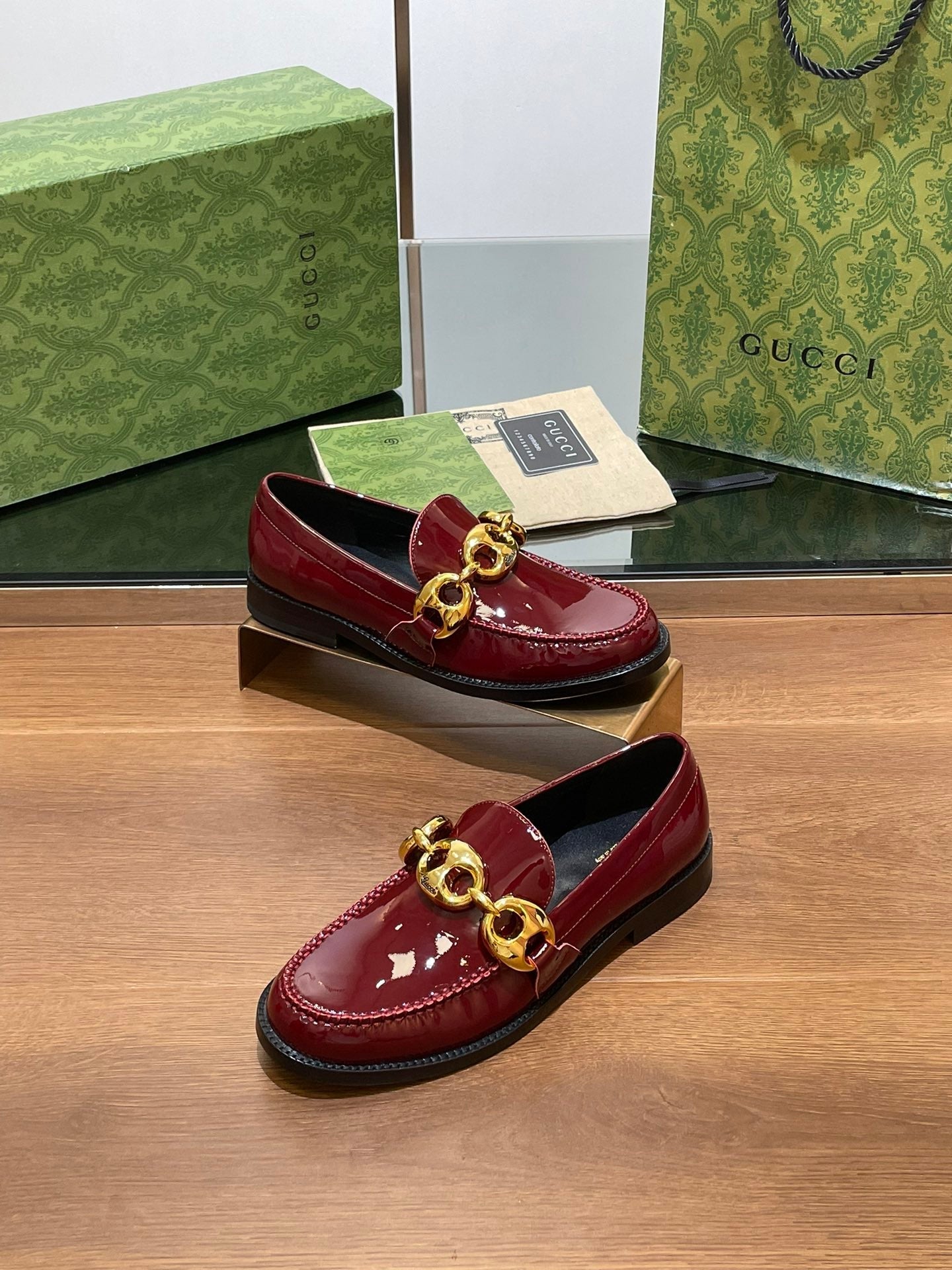 GUCCI LOAFER SHOES IN BLOOD RED CALFSKIN WITH GOLD HARDWARE
