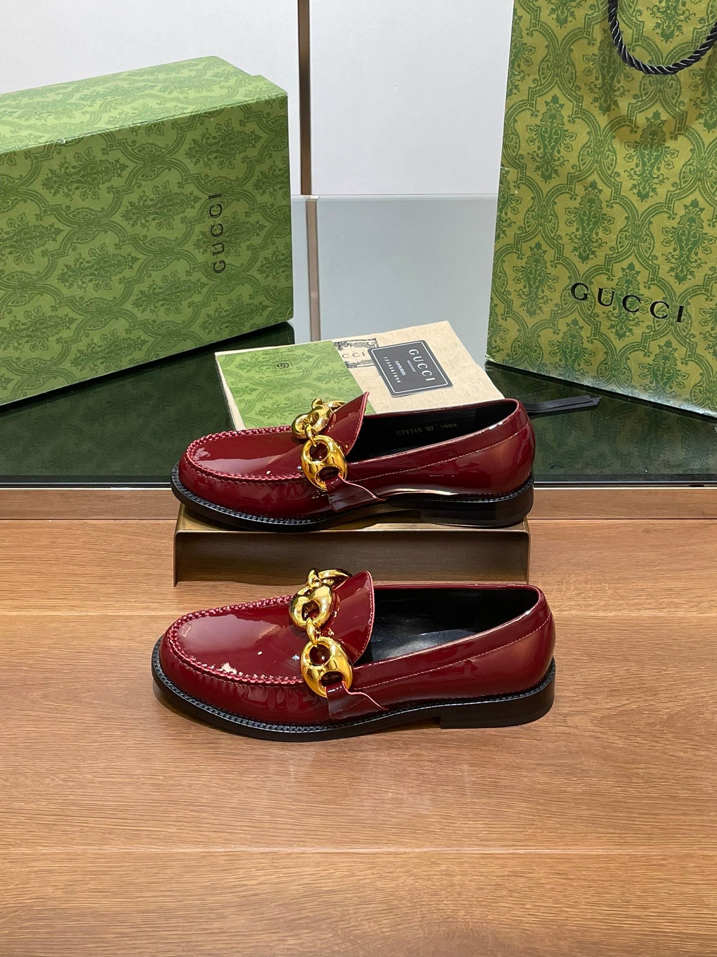 GUCCI LOAFER SHOES IN BLOOD RED CALFSKIN WITH GOLD HARDWARE