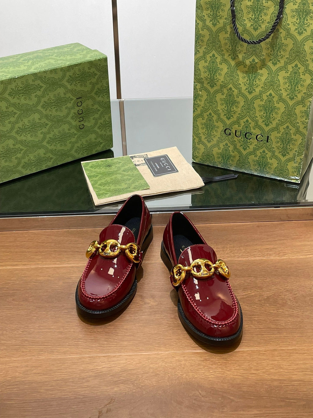 GUCCI LOAFER SHOES IN BLOOD RED CALFSKIN WITH GOLD HARDWARE