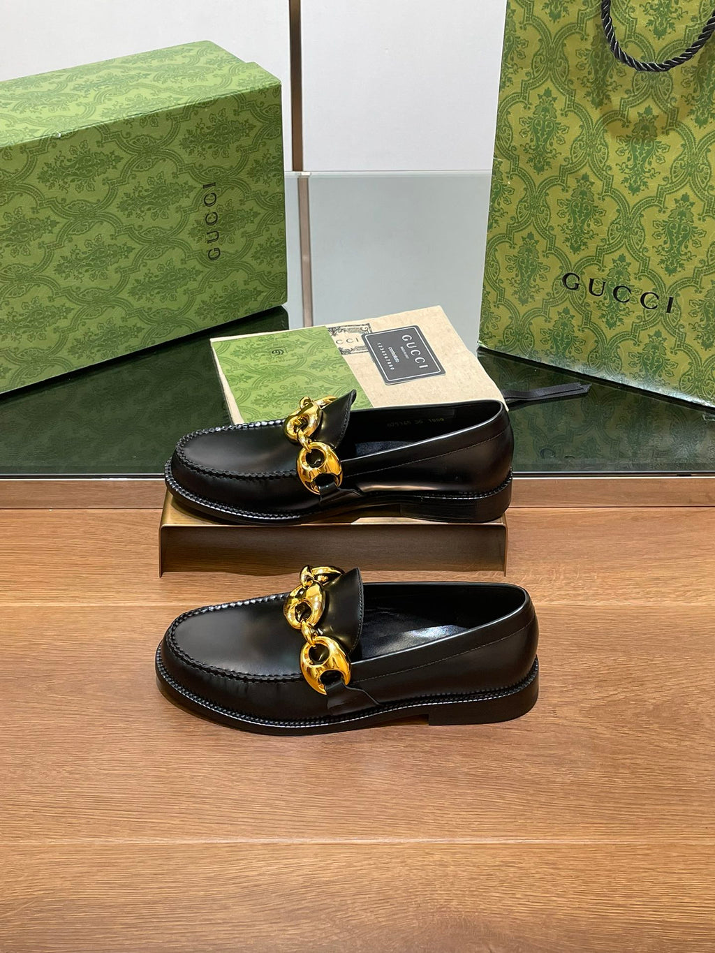 GUCCI LOAFER SHOES IN BLACK CALFSKIN WITH GOLD HARDWARE