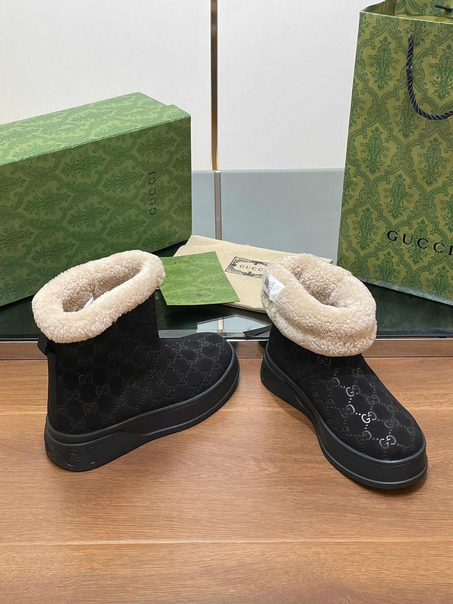 GUCCI SNOW BOOTS IN BLACK EMBOSSED SUEDE AND BEIGE WOOL LINING
