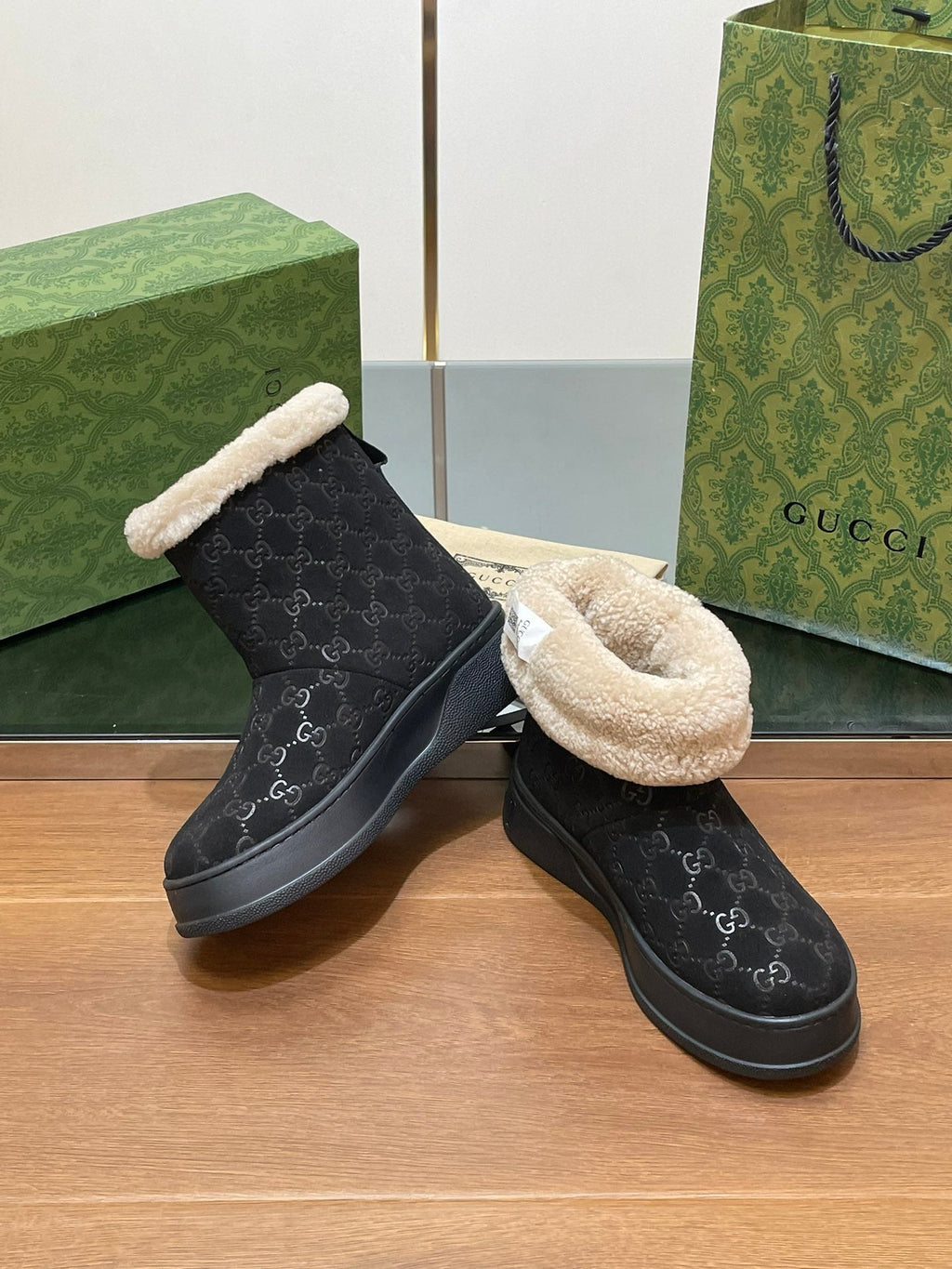 GUCCI SNOW BOOTS IN BLACK EMBOSSED SUEDE AND BEIGE WOOL LINING
