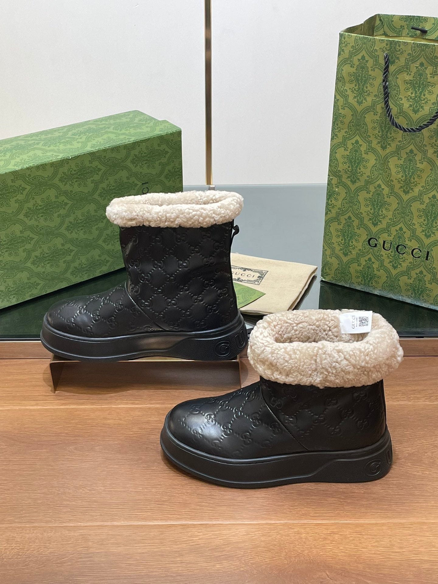 GUCCI SNOW BOOTS IN BLACK EMBOSSED DEERSKIN AND BEIGE WOOL LINING
