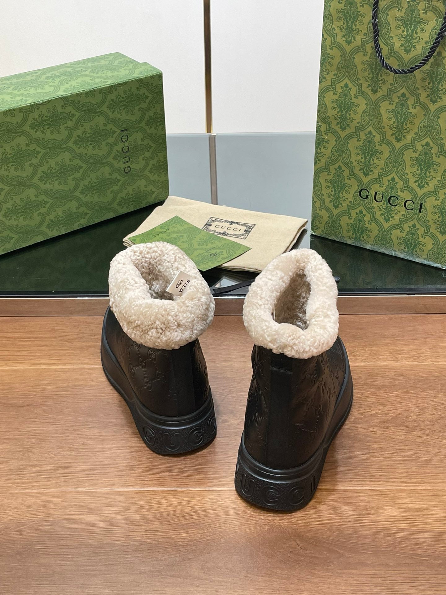 GUCCI SNOW BOOTS IN BLACK EMBOSSED DEERSKIN AND BEIGE WOOL LINING
