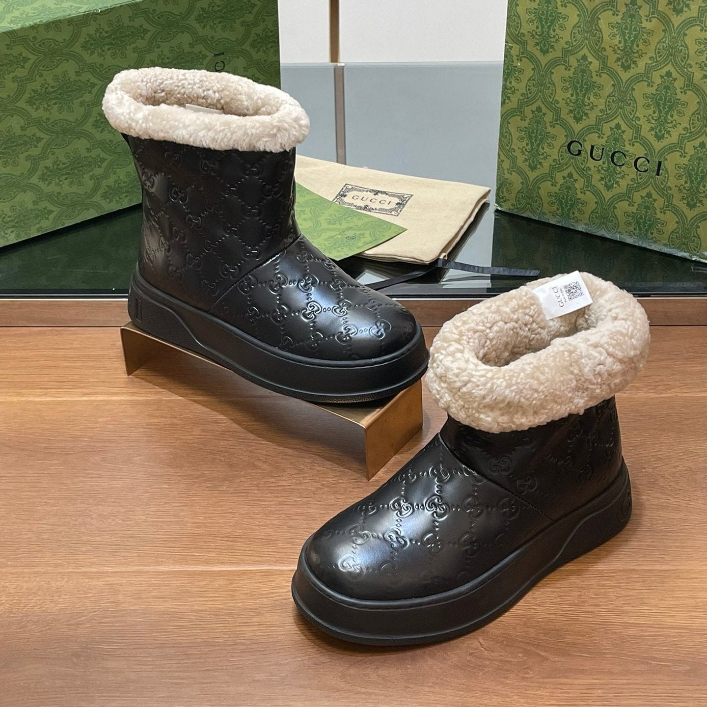 GUCCI SNOW BOOTS IN BLACK EMBOSSED DEERSKIN AND BEIGE WOOL LINING