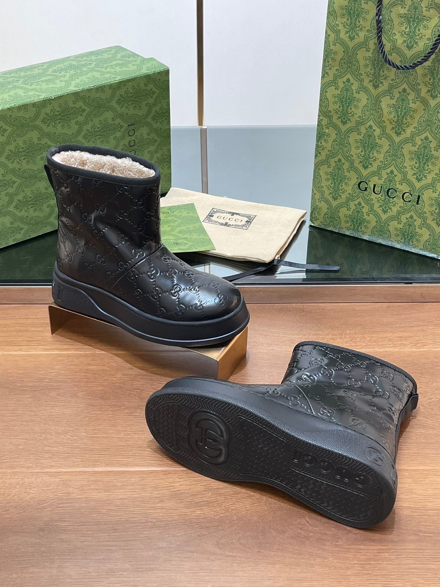 GUCCI U BOOTS IN BLACK EMBOSSED DEERSKIN AND BEIGE WOOL LINING