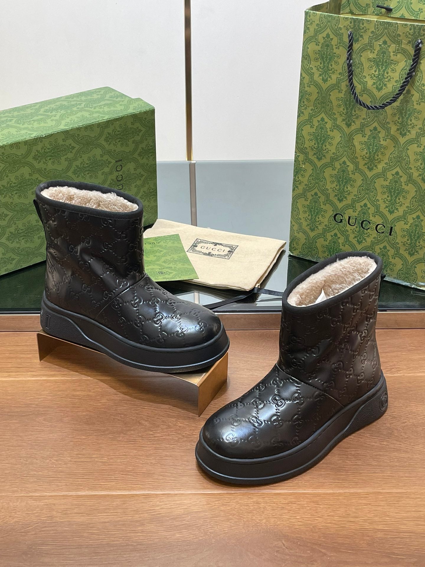 GUCCI U BOOTS IN BLACK EMBOSSED DEERSKIN AND BEIGE WOOL LINING