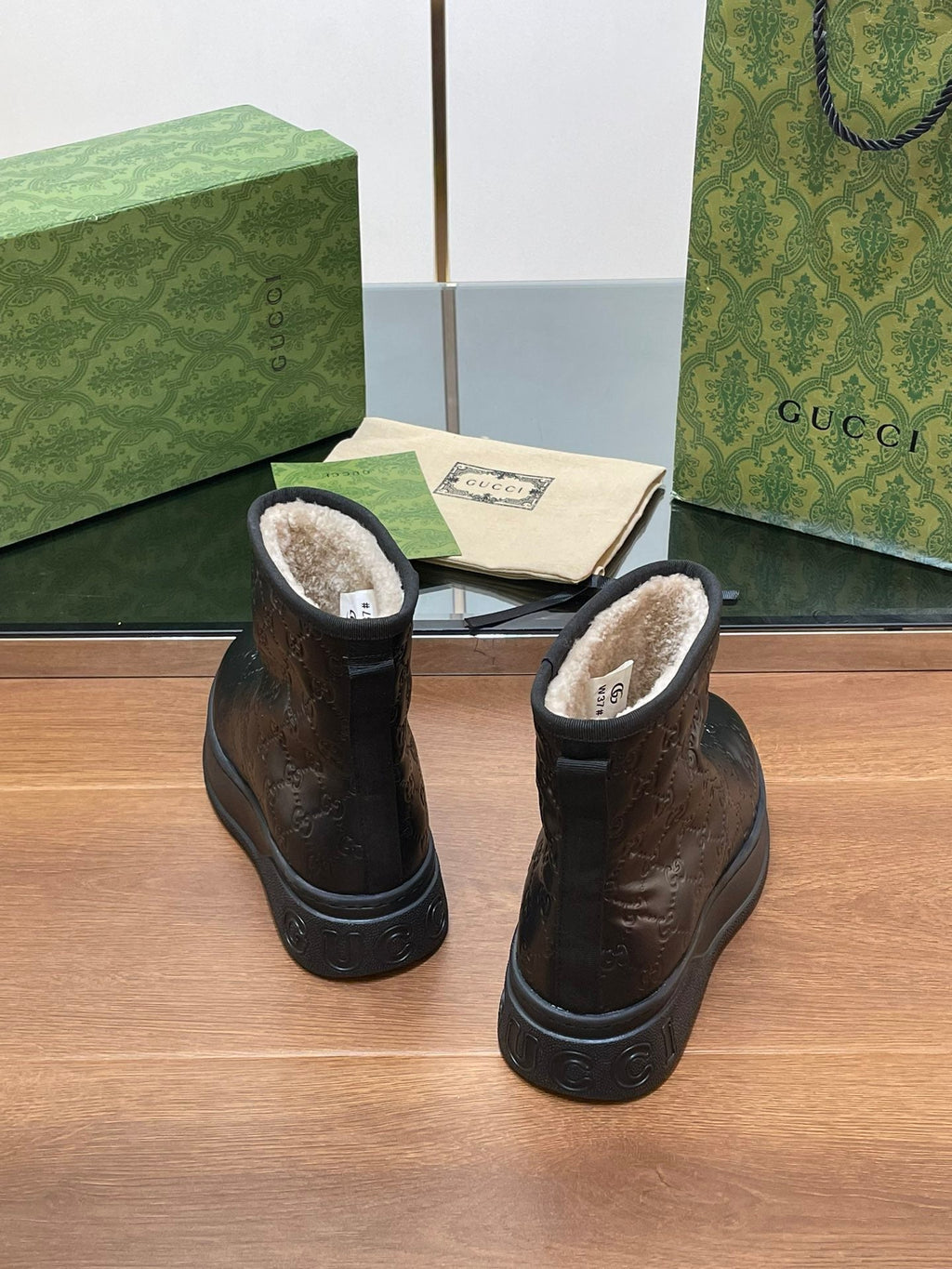 GUCCI U BOOTS IN BLACK EMBOSSED DEERSKIN AND BEIGE WOOL LINING