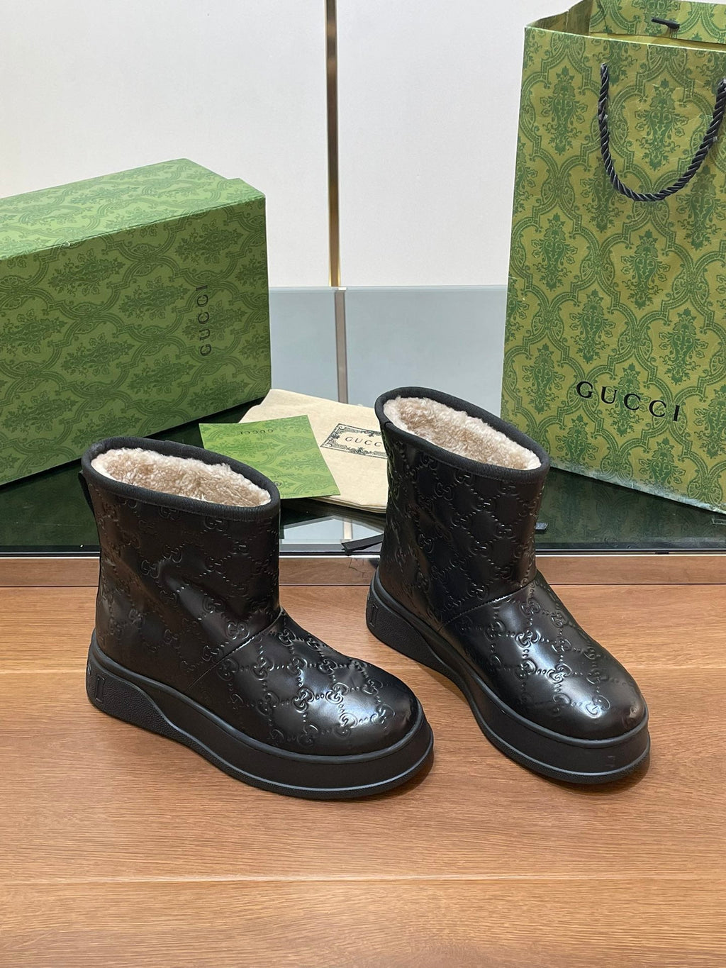 GUCCI U BOOTS IN BLACK EMBOSSED SUEDE AND BEIGE WOOL LINING