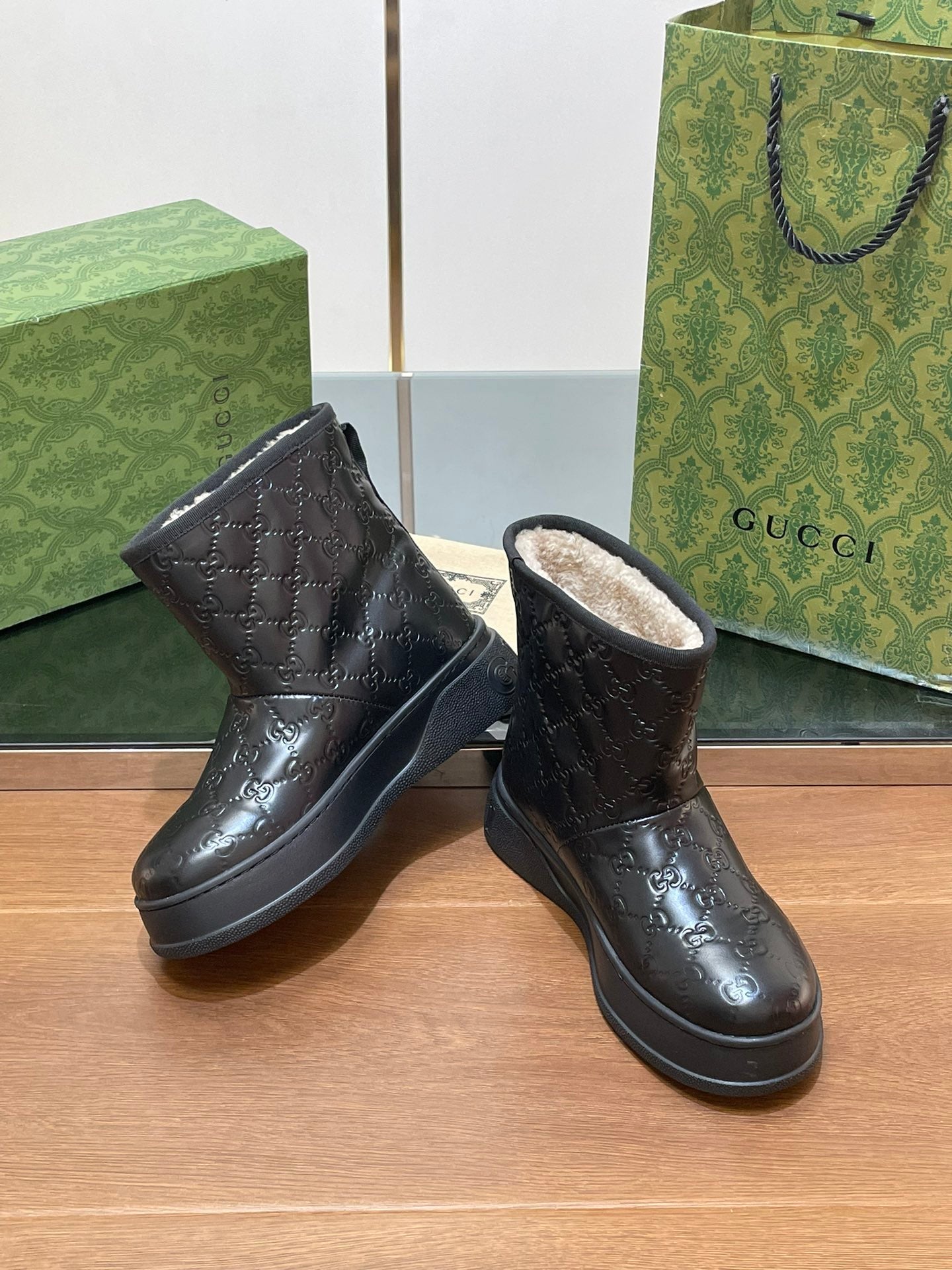 GUCCI U BOOTS IN BLACK EMBOSSED DEERSKIN AND BEIGE WOOL LINING