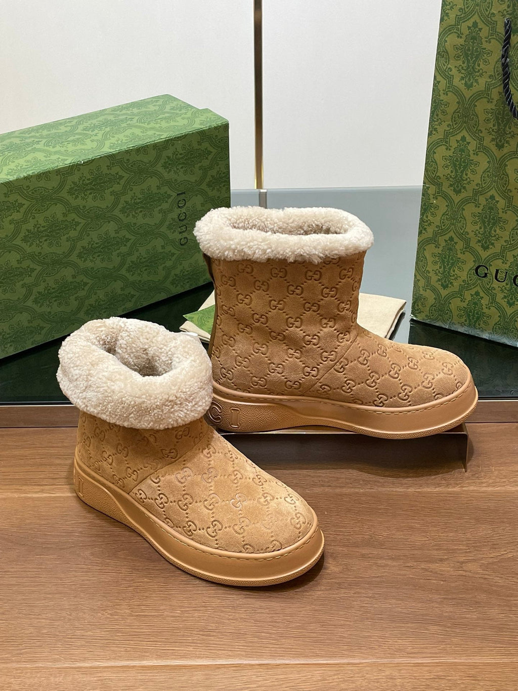 GUCCI SNOW BOOTS IN CIDER BROWN EMBOSSED SUEDE AND BEIGE WOOL LINING