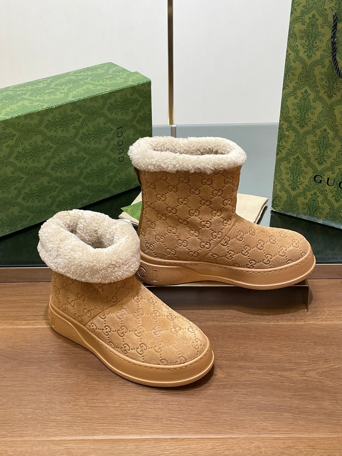 GUCCI SNOW BOOTS IN CIDER BROWN EMBOSSED SUEDE AND BEIGE WOOL LINING