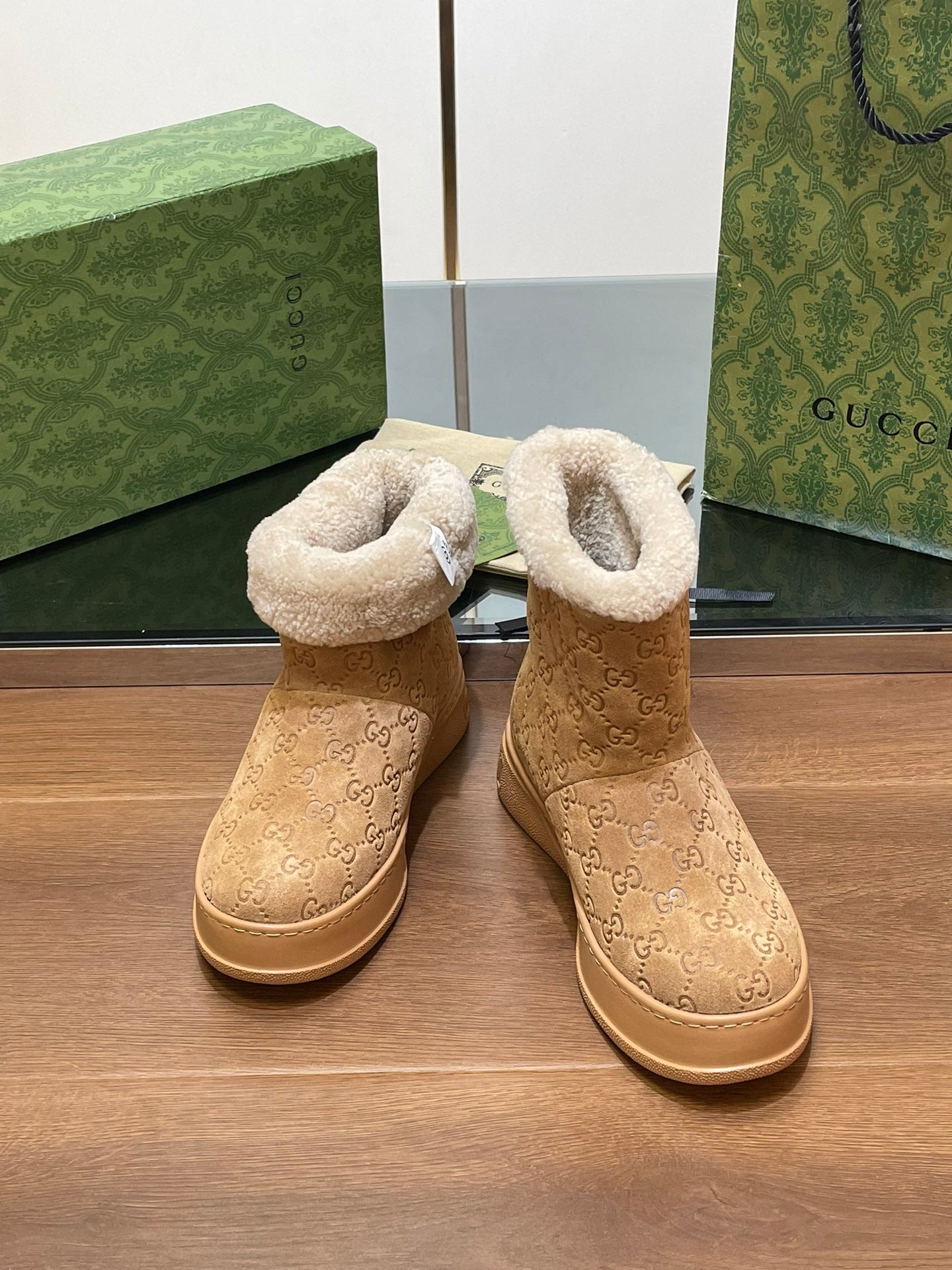 GUCCI SNOW BOOTS IN CIDER BROWN EMBOSSED SUEDE AND BEIGE WOOL LINING