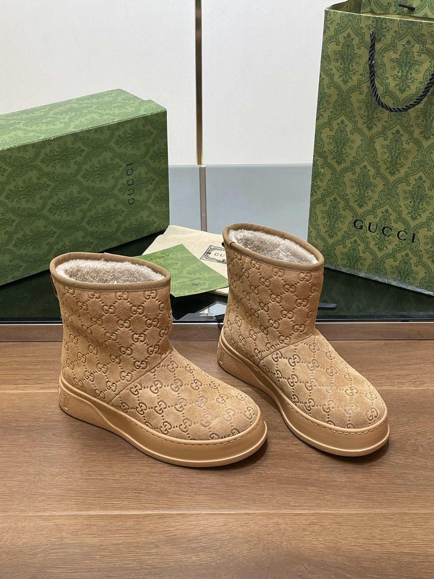 GUCCI U BOOTS IN CIDER BROWN EMBOSSED SUEDE AND BEIGE WOOL LINING