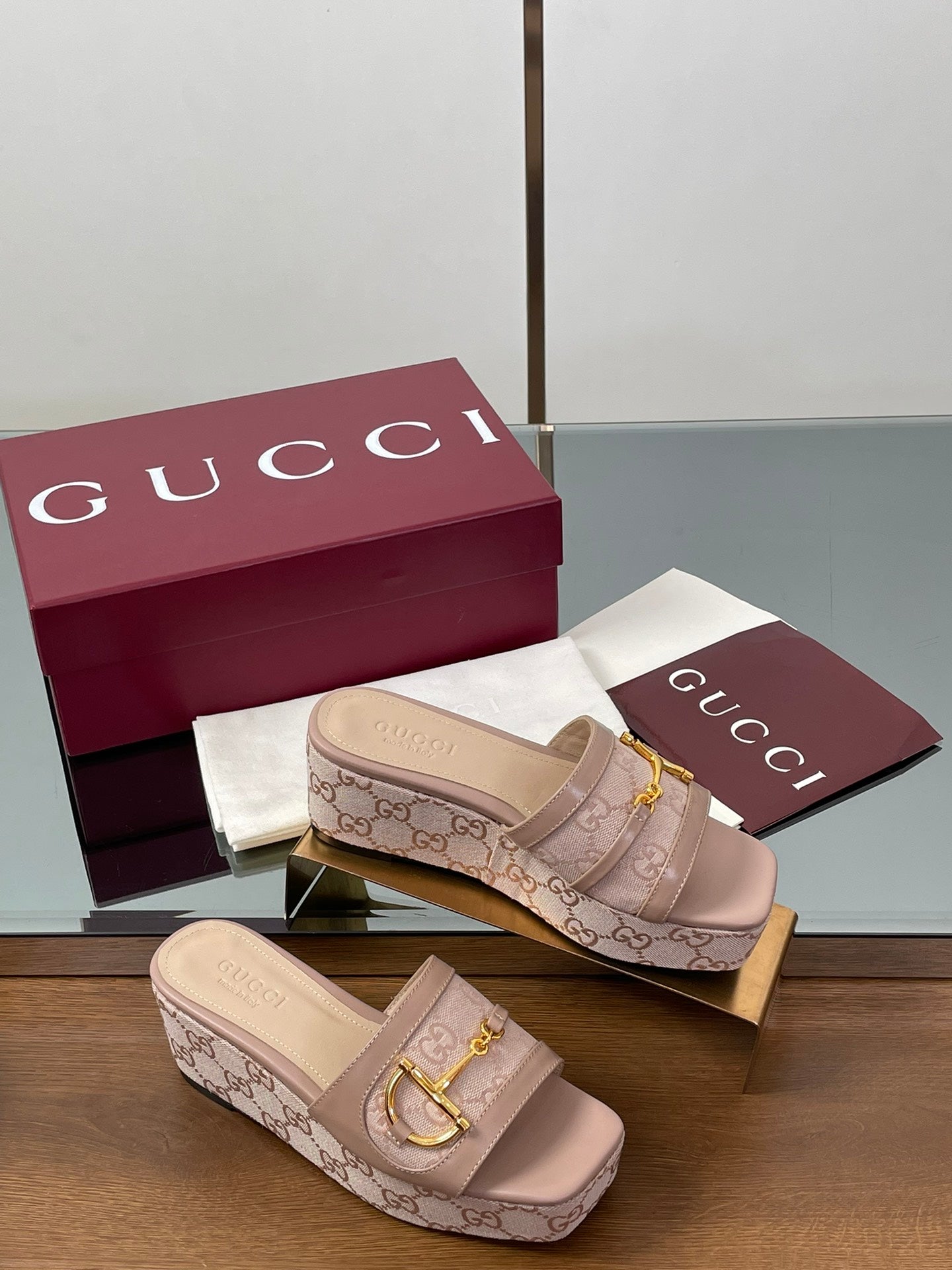 GUCCI HIGH 6.3 CM WEDGE SANDALS IN DUSTY PINK CALFSKIN AND FABRIC